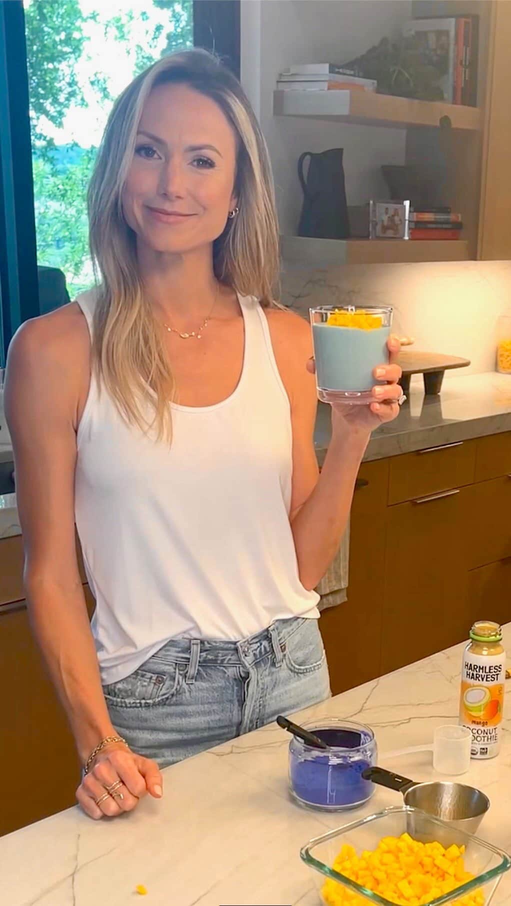 ステイシー・キーブラーのインスタグラム：「My Tropical Blue Majik Parfait 😋It satisfies a sweet tooth and is healthy, delicious and fun for the kids!  Full recipe 👇🏼  𝐢𝐧𝐠𝐫𝐞𝐝𝐢𝐞𝐧𝐭𝐬 🌱 1 Jar of Coconut Yogurt 1 Banana 1/2 cup of Papaya Juice (or frozen Papaya Chunks) 1/2 cup of Mango Juice (Or frozen mango chunks) Splash of Orange Juice A scoop of Hemp Protein Blue Spirulina  𝐝𝐢𝐫𝐞𝐜𝐭𝐢𝐨𝐧𝐬 📌 Start with all your ingredients laid out Add everything into the blender Blend for 15 seconds Add a dash more of blue spirulina Blend for 15 seconds Ready to serve!  𝐜𝐡𝐞𝐟’𝐬 𝐧𝐨𝐭𝐞 📝 If you’re looking for more of a froyo version I recommend using the frozen fruit chunks versus the juice!」