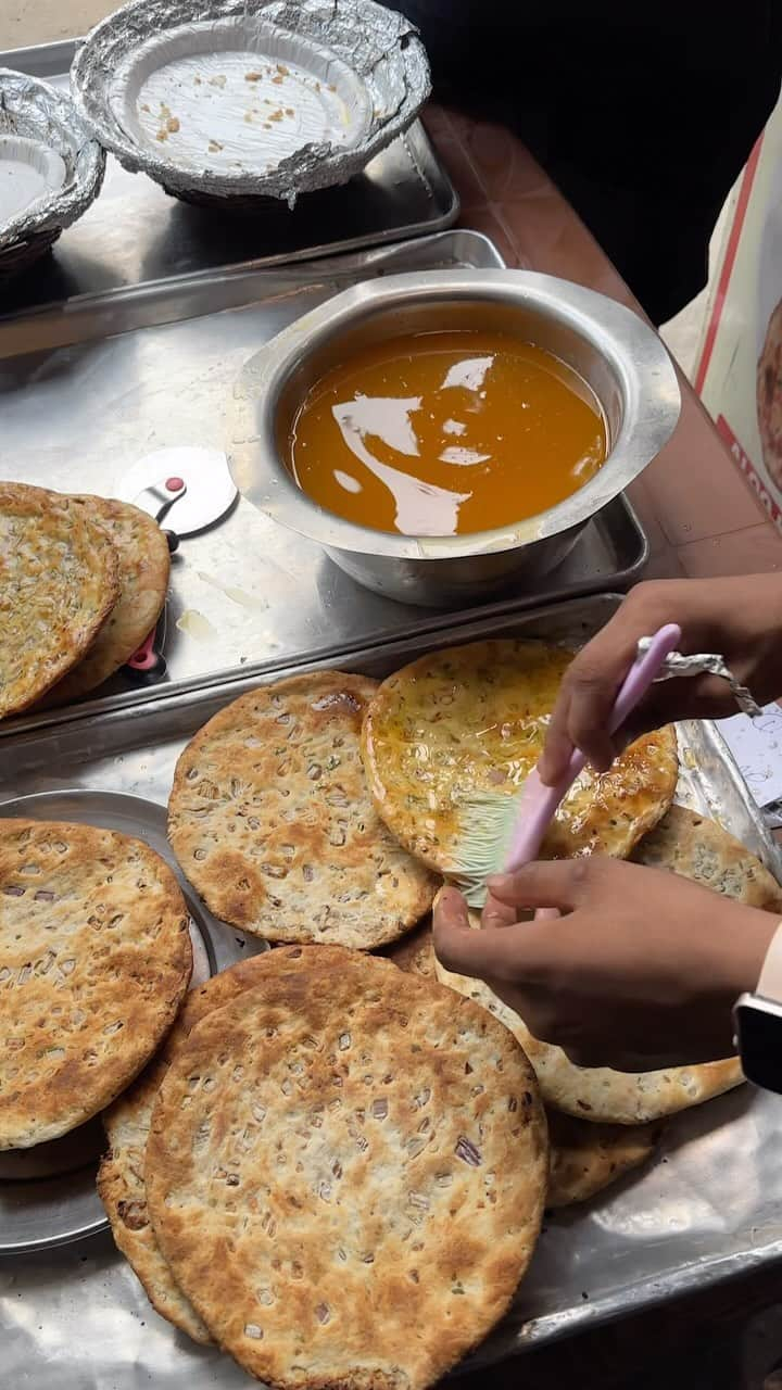 Karan Duaのインスタグラム：「Have You Ever Tasted AMRITSARI Kulcha Stone Oven Version ??  We tried Both Tandoori And Oven And We Liked Tandoor Wala At Amritsari Kulcha Corner, C Block Vikaspuri  #dilsefoodie #food #kulcha #amritsar」