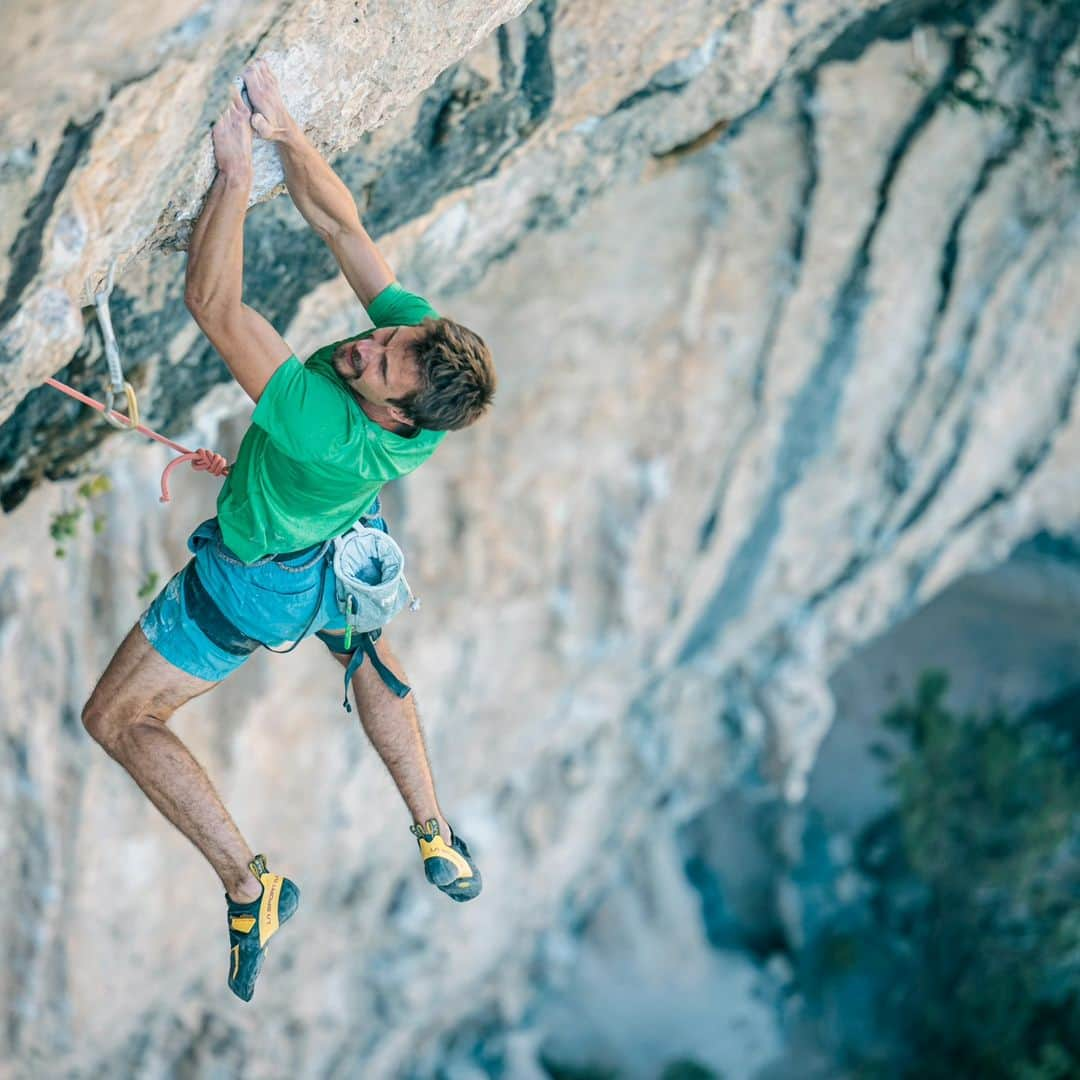 ヨルグ・バーホーベンのインスタグラム：「A lovely week in Rodellar around the climbing festival. Oh, how I love tufa climbing 🤩 Apart from looking for Banjo (who ran around and made friends) all the time, I got some classics done, happy with fitness. • Dan Lemon (8c+) • Madame Croché (8c/+) • Ixeia (8b/+) on sight • Espirit Rebeld (8a+/b) flash  Thanks to all for a good time, need to repeat! @lasportivagram  📸 @javipec」