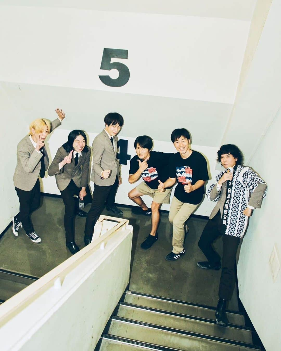 THE BAWDIESのインスタグラム：「THE BAWDIES × ジャルジャル「LAUGH ’n’ ROLL TOUR ～ロックンロールとコント混ぜる奴～」が始まりました！…お笑いとロックンロールが一つに！？  お笑いを生で見たことがない方も、バンドのライヴを生で見たことがない方も、どちらも体験したことがない方も、この衝撃を是非体感してほしい！  …そして、ジャルジャルは天才だぜ。  明日は梅田 CLUB QUATTRO! 明後日は名古屋 CLUB QUATTRO!  #bawdies #thebawdies #ジャルジャル #ロックンロールとコント混ぜる奴」