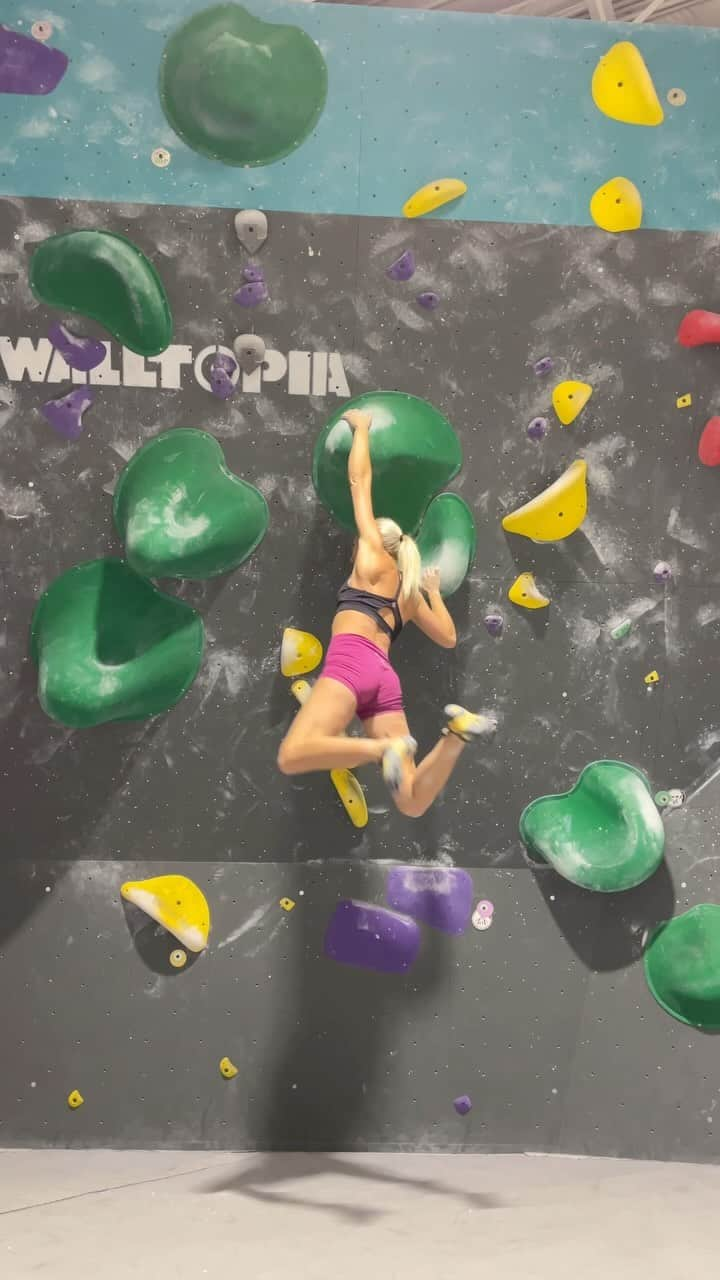 シエラ・ブレア・コイルのインスタグラム：「A fun boulder from @altaboulders last night 💃🏼   Check out @myclimbapp to see what I’ve been doing for training during my “light” week 😊   #theClimbingTrainingApp #LogAnyClimbAnywhere #LearnTrainClimb」