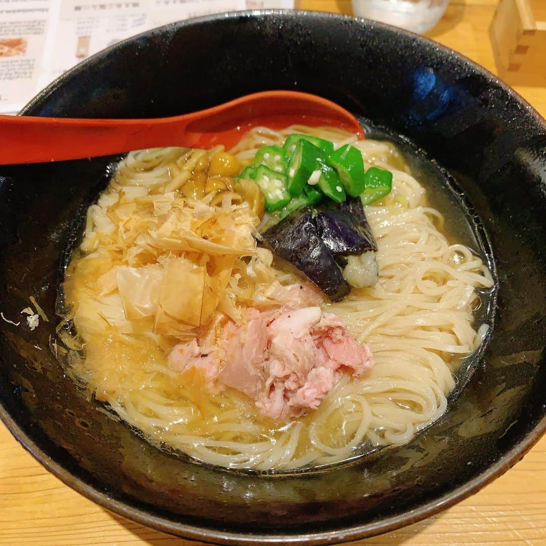 瀬乃ひなたのインスタグラム：「新宿【焼きあご塩らー麺たかはし】 . . 期間限定のまぐろ節と焼きあごの冷やしそば🍜 . . 夏はやっぱ冷たい麺が食べたくなるよねぇ🍜 . . . . . . . #ラーメン　#🍜　#冷やしそば　#焼きあご塩らー麺たかはし  #たかはし　#ラーメン屋　#美味しい　#塩ラーメン　#グルメ #らーすたぐらむ #新宿　#歌舞伎町　#たべすたぐらむ　#instafood #ワイのグルメ記録　#冷やしラーメン #まぐろ節と焼きあごの冷やしそば」