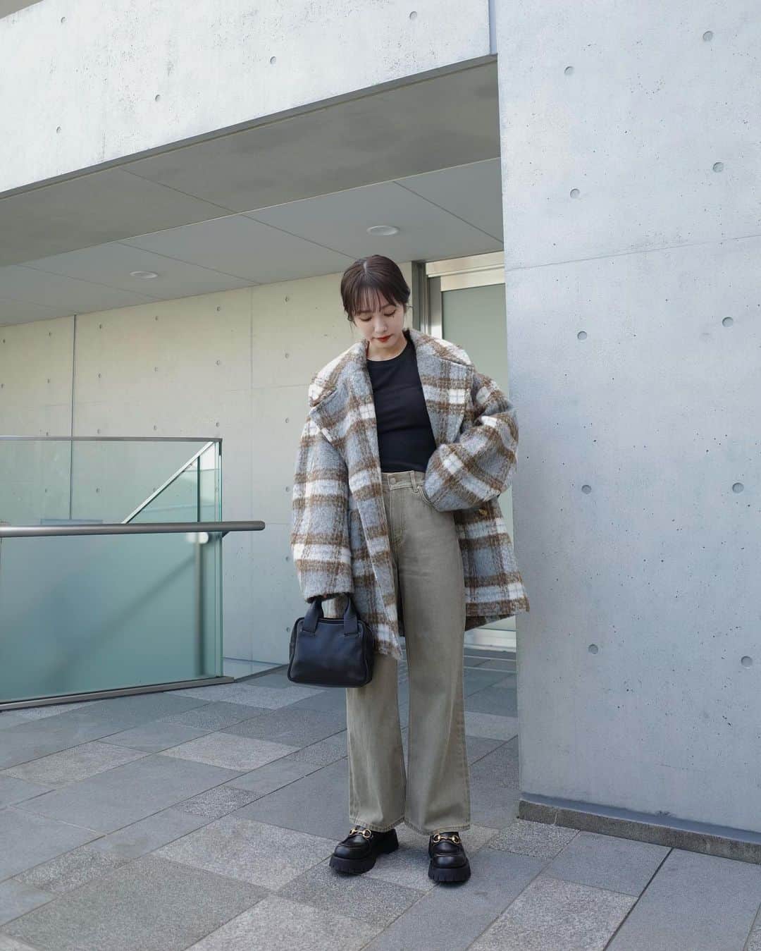 前田希美（まえのん）のインスタグラム：「アウター発売日まであと少し…！！  今年は3型作りました。  今日紹介するのは2型目の ビックカラーPコートです‪‪❤︎‬  ベーシックカラー(アイボリー/グレー)2色に マルチ(チェック柄)1色の3色展開です。  丈感、触り心地、着心地、 全部大好きなアイテムです。  何色が気になりますかー？   #のんの私服 #nwith #nwithstyling」