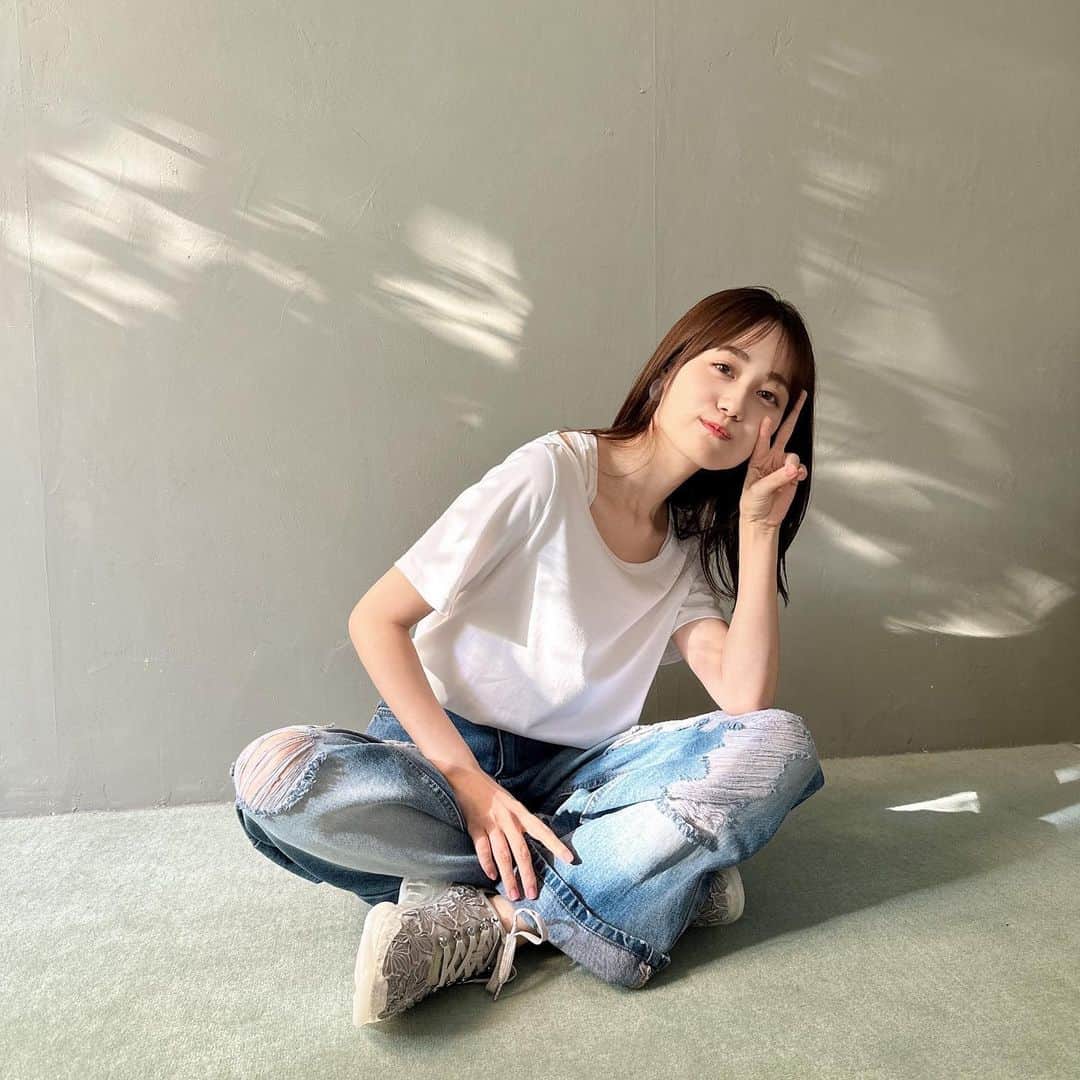 伊藤美来のインスタグラム：「🌤️  いつのまにかInstagramフォロワーさんが40万人…！  いつも応援してくれてありがとうございます。  これからも私とスタッフさんで緩やかに投稿していきますので、よろしくお願いします☺︎  バースデーイベントも個人ファンクラブの開設も、あっという間に近づいて来てドキドキ…楽しみ！  #みくです☺︎ #allyours」