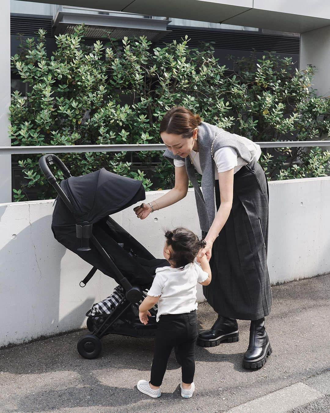 翁安芸さんのインスタグラム写真 - (翁安芸Instagram)「先日の次女とのお散歩コーデ🖤  Tee #youngandolsen  Skirts&Boots #coel #コエル Knit #zara #ザラ Bag pack  #chanel  Stroller #cybex #サイベックス   👶🏻🤍 Top #zarakids #ザラキッズ  Bottom #uniqlo #ユニクロ Shoes #nativeshoes   #momanddaughter #outfit #tokyo」9月28日 11時13分 - akinyc