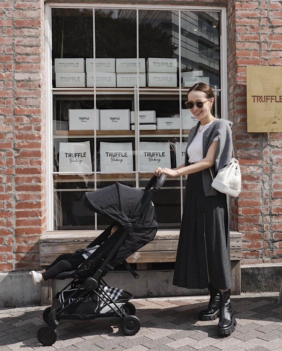 翁安芸さんのインスタグラム写真 - (翁安芸Instagram)「先日の次女とのお散歩コーデ🖤  Tee #youngandolsen  Skirts&Boots #coel #コエル Knit #zara #ザラ Bag pack  #chanel  Stroller #cybex #サイベックス   👶🏻🤍 Top #zarakids #ザラキッズ  Bottom #uniqlo #ユニクロ Shoes #nativeshoes   #momanddaughter #outfit #tokyo」9月28日 11時13分 - akinyc