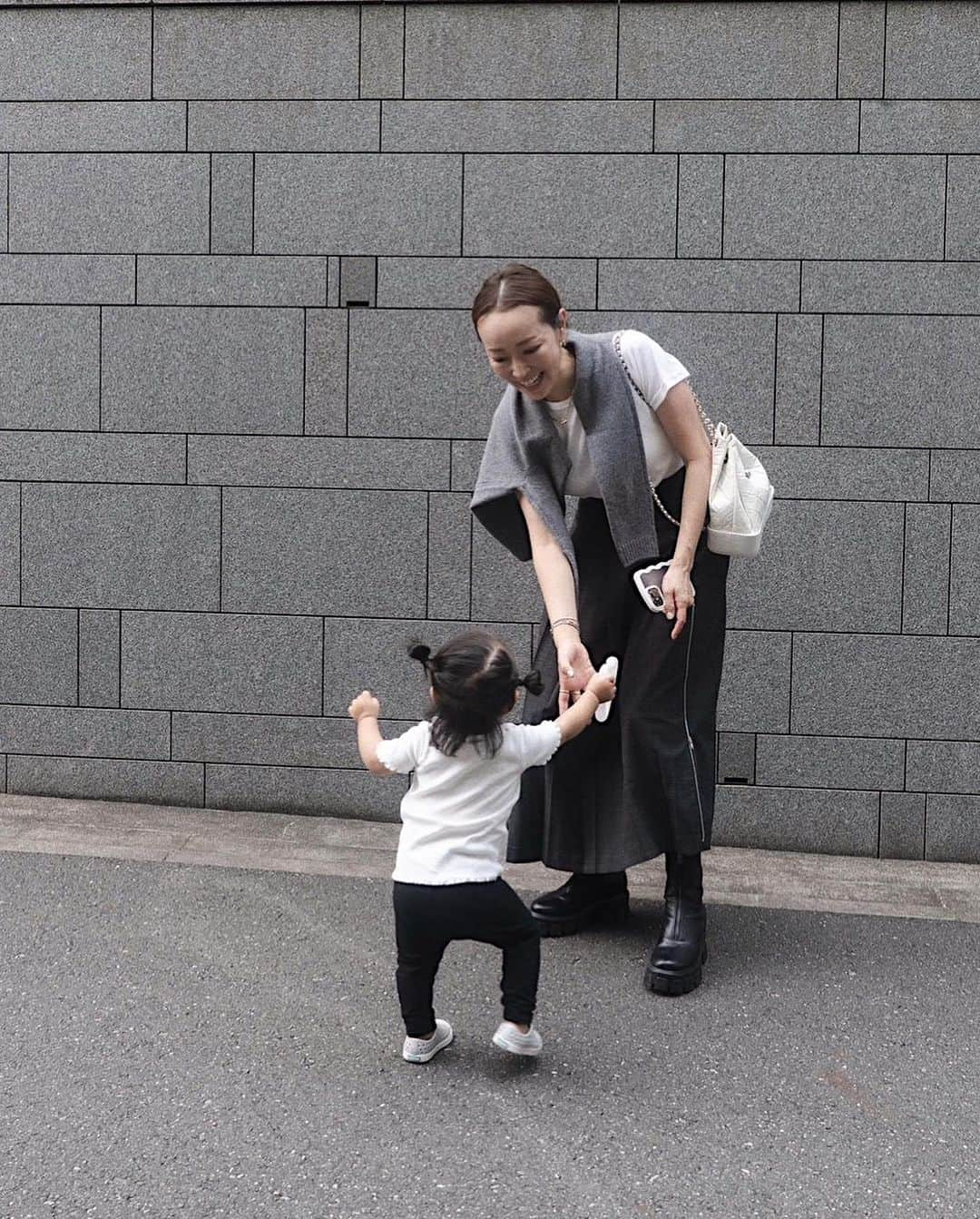 翁安芸さんのインスタグラム写真 - (翁安芸Instagram)「先日の次女とのお散歩コーデ🖤  Tee #youngandolsen  Skirts&Boots #coel #コエル Knit #zara #ザラ Bag pack  #chanel  Stroller #cybex #サイベックス   👶🏻🤍 Top #zarakids #ザラキッズ  Bottom #uniqlo #ユニクロ Shoes #nativeshoes   #momanddaughter #outfit #tokyo」9月28日 11時13分 - akinyc