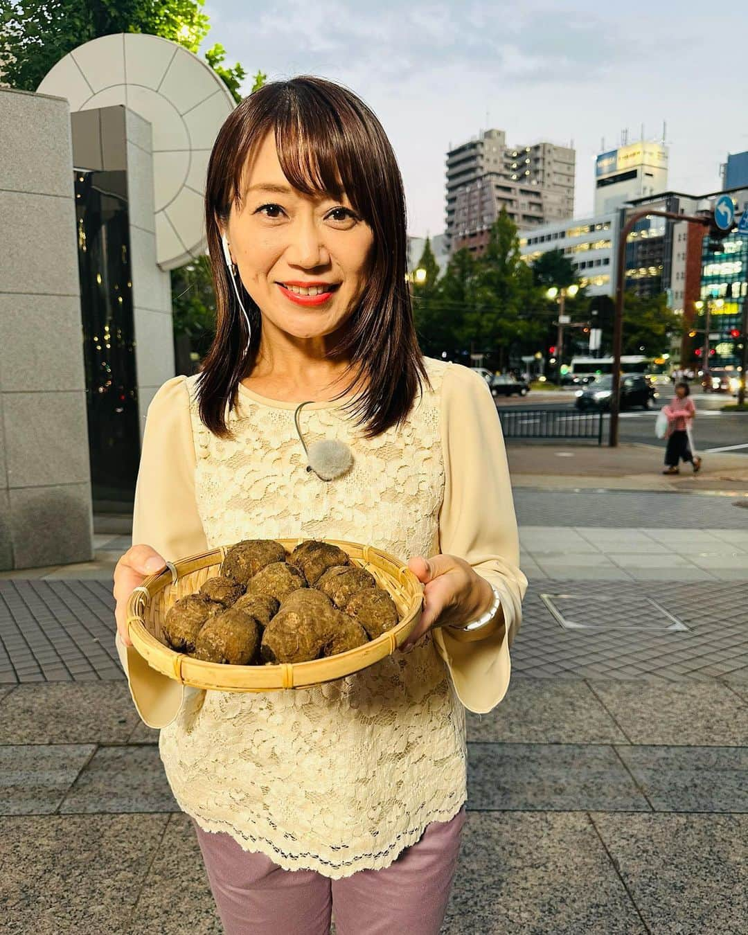 大隅智子さんのインスタグラム写真 - (大隅智子Instagram)「あす（金）は「中秋の名月」。 別名「芋名月」であること、月見だんご、ススキについてお伝えしました。 昨夜は蒸し暑く、広島では、28日朝までの最低気温が25.2℃、熱帯夜になりました。 今夜からは秋の涼しい風が吹きそうです。 #中秋の名月　#芋名月　#月見団子　#ススキ　#お好みワイドひろしま」9月28日 11時14分 - tomokotenki