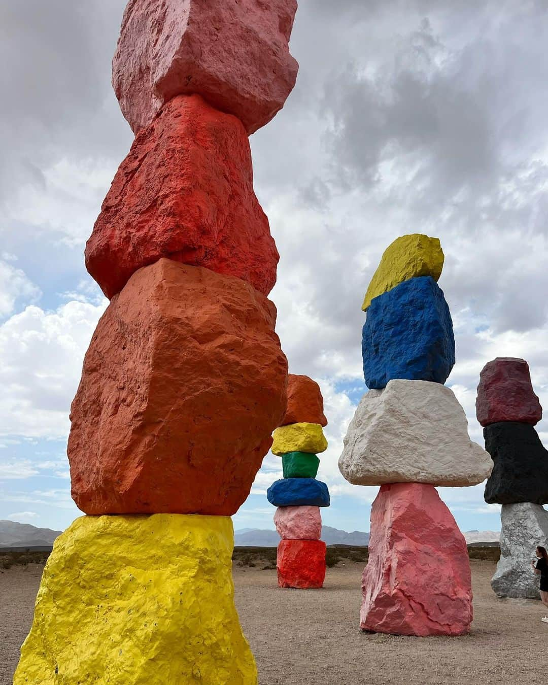 森戸知沙希さんのインスタグラム写真 - (森戸知沙希Instagram)「Seven Magic Mountains 🌈 　  途中で雨降ってきたけど行って良かった！！！笑 　 　 While we were talking photos, It started raining but I am glad that I went there haha   　 　 #us #sevenmagicmountains #travel #留学生 #留学生活 #ラスベガス #ラスベガス旅行 #ラスベガスいってきた」9月28日 11時14分 - chisaki__morito.official