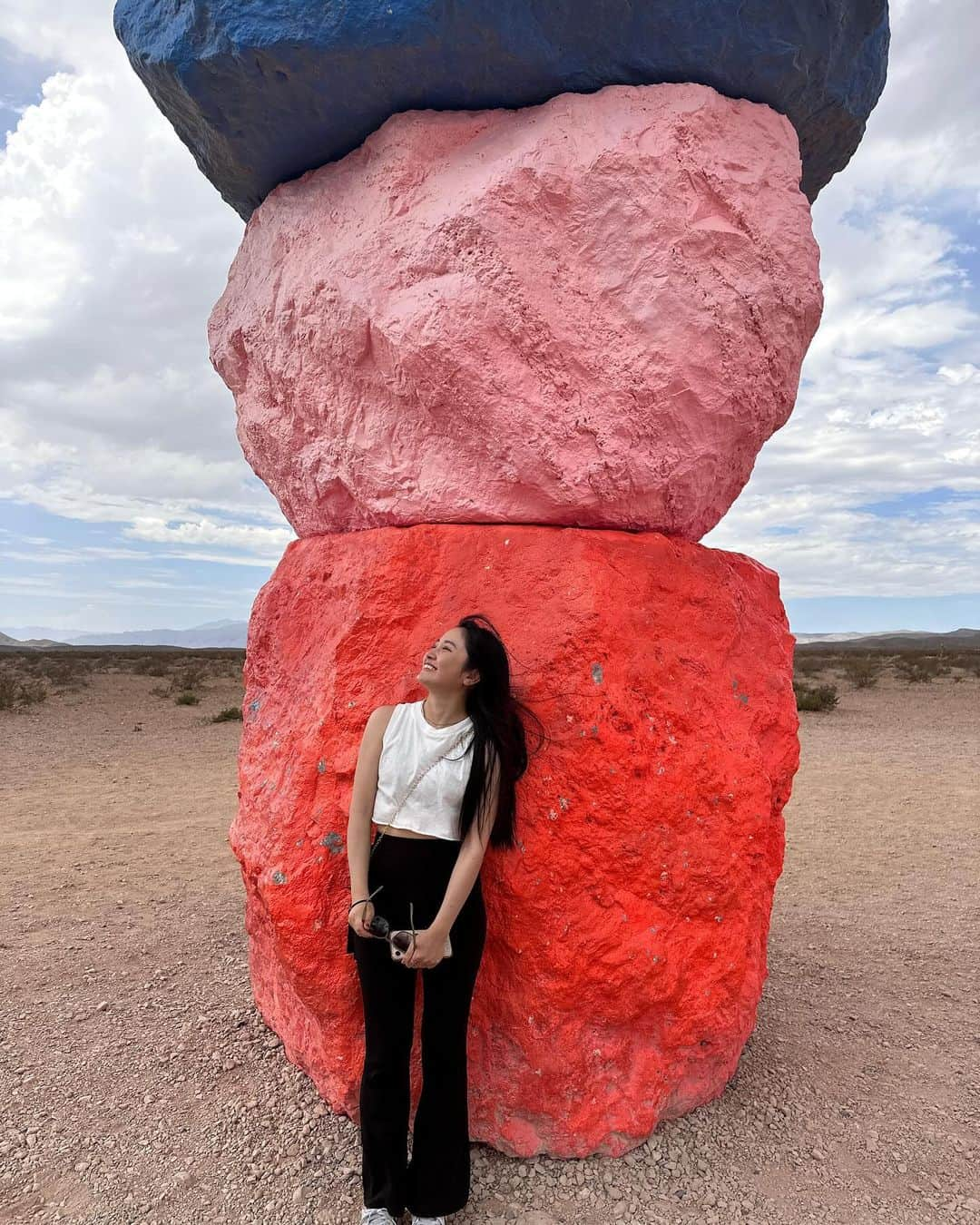 森戸知沙希のインスタグラム：「Seven Magic Mountains 🌈 　  途中で雨降ってきたけど行って良かった！！！笑 　 　 While we were talking photos, It started raining but I am glad that I went there haha   　 　 #us #sevenmagicmountains #travel #留学生 #留学生活 #ラスベガス #ラスベガス旅行 #ラスベガスいってきた」