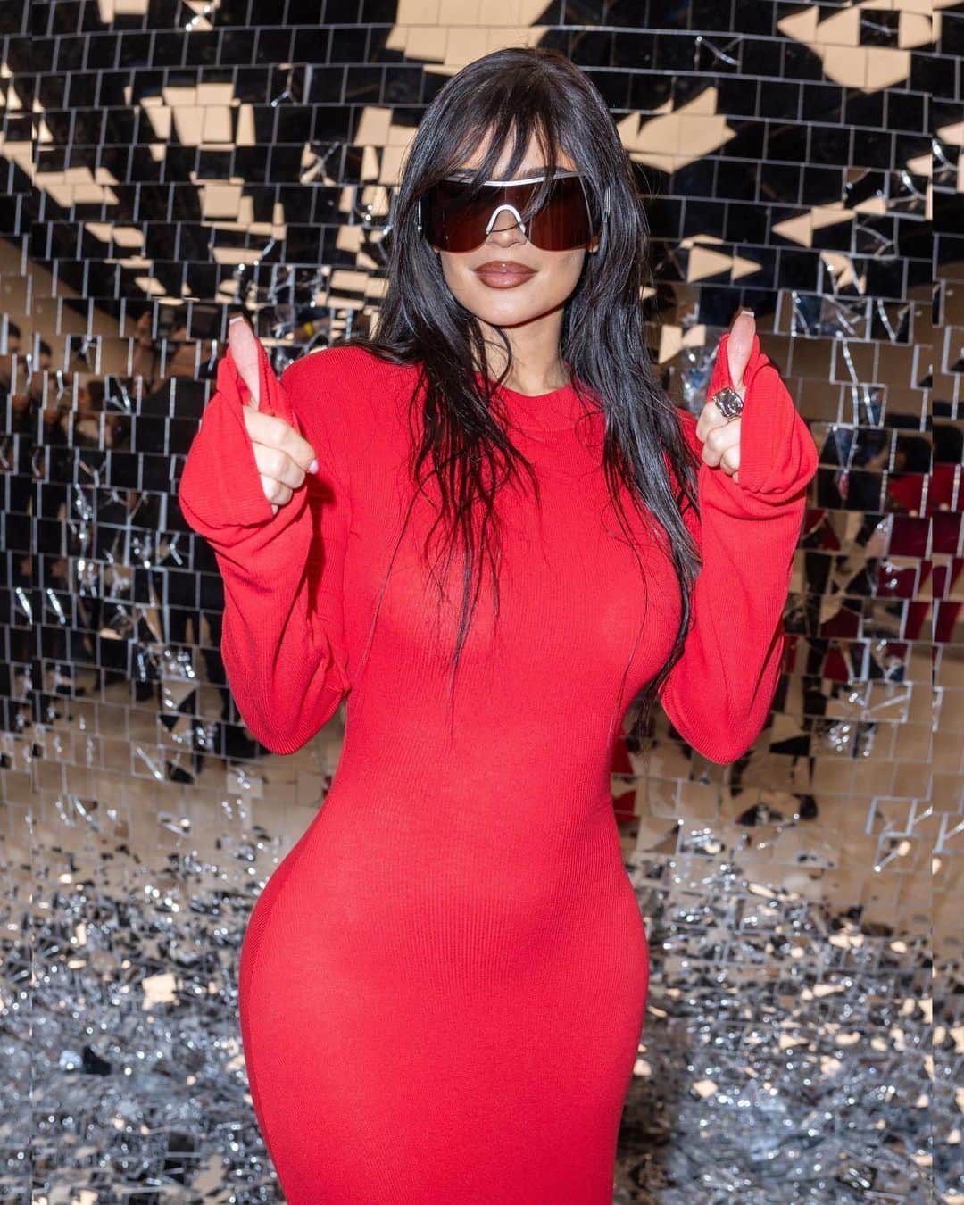 Just Jaredさんのインスタグラム写真 - (Just JaredInstagram)「Kylie Jenner steps out in a red hot dress for Acne Studios fashion show during Paris Fashion Week with Rosalia and Jordyn Woods #KylieJenner #JordynWoods #Rosalia Photos: Backgrid」9月28日 9時52分 - justjared