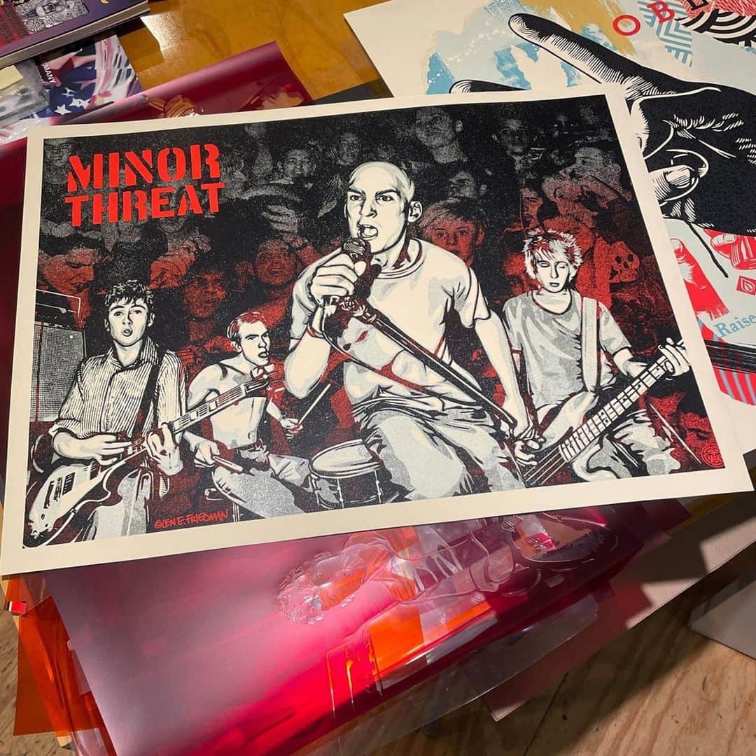 Shepard Faireyのインスタグラム：「I first heard Minor Threat in 1985 when I had been skateboarding and listening to punk and hardcore for a year. I was quickly becoming more confident, outspoken, and energized by D.I.Y. culture, and I was voraciously hungry for things that fuelled my emotional and intellectual evolution. Minor Threat was rocket fuel for my journey. Not only is their music a ferocious explosion of energy, but their playing is tight, and Ian MacKaye’s lyrics are intelligent and provocative. On top of that, Minor Threat created their own label, @dischordrecords, to put out their music as well as records by other D.C. bands. Minor Threat and Dischord are profound influences on me, so I was very excited to collaborate with @glenefriedman on a Minor Threat print to celebrate the release of his new book “Just A Minor Threat.” Glen has the most intimate and powerful photos of Minor Threat, so it was possible to craft an illustration with strong images of all the band members. I’m also incredibly grateful to have the blessing of the members of Minor Threat. –Shepard  @subliminalprojects: Join us Saturday, September 30th for the launch event and book signing of JUST A MINOR THREAT by Glen E. Friedman, showcasing his most outstanding photographs of the Washington, DC, band Minor Threat. In conjunction with the event, to celebrate the book's release, Shepard Fairey (@obeygiant) will release a new limited edition, in collaboration with @‌glenefriedman, available in-store at Subliminal Projects. Signed by Shepard Fairey and Glen E. Friedman. Books and Prints will be sold in the gallery. The book signing will take place in our back lot, where refreshments will be provided and a DJ set by @‌obeygiant music. To attend the event RSVP to rsvp@subliminalprojects.com.  PLEASE NOTE: -Limited supply of books and prints, sold on a first-come, first-served basis. -One print per customer/household. -Limited parking; ride-share encouraged.  PRINT DETAILS:⁠ Just a Minor Threat. 24 x 18 inches. Screenprint on thick cream Speckletone paper. Numbered edition of 550. $85. Exclusively available in person on Saturday, September 30th at Subliminal Projects from 6 PM - 9 PM PT. ALL SALES FINAL. ⁠」