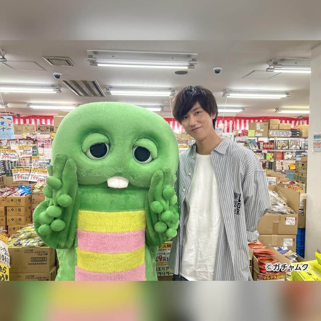 フジテレビ「プライムニュース イブニング」さんのインスタグラム写真 - (フジテレビ「プライムニュース イブニング」Instagram)「きょうのイット！は Snow Man阿部亮平さんとガチャピンのSDGs企画第10弾！ テーマは「食品ロスのSDGs」です。   本来まだ食べられるのに捨てられてしまう食品「食品ロス」 日本では年間523万トン発生していて、全国民が毎日お茶碗１杯分のご飯を捨てているのに相当するといいます 今回、阿部さんとガチャピンは “賞味期限切れ”の食品を扱う「激安スーパー」や豊洲市場で売れ残った食材を納める「巨大冷蔵庫」を取材 そこで目にした驚きの現実と食品ロス削減の“最前線”とは？   今回も、気象予報士の資格をもつ阿部さんが天気コーナーでも情報を伝えてくれます☀☔ どうぞお見逃しなく！   #SDGs #食品ロス #賞味期限 #激安スーパー #豊洲市場 #阿部亮平 #SnowMan #生出演 #SDGsスペシャルキャスター #マンスリースペシャルキャスター #ガチャピン #ソラよみ #イット」9月28日 10時01分 - livenews_it