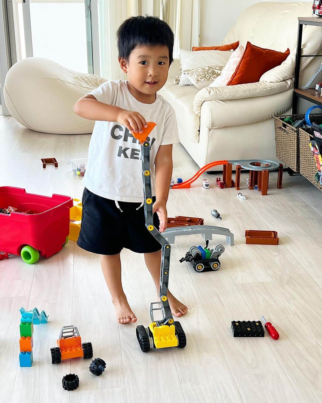 藤田志穂さんのインスタグラム写真 - (藤田志穂Instagram)「@ha_chu のお家へ🏠 ・ 前日にやり取りをしている中で、明日なら大丈夫〜となり、急遽お邪魔させてもらいました☺️ ・ 子供が生まれてからは、仲の良い友達でも会おう〜と言いながらもなかなか会えなかったりもするようになったけど。。。 ・ 18年ほど前にお仕事が一緒になり、そこからとくに連絡を取る事もなかったのに（一方的に私がSNS見てたけど😂） ・ 今や、明日なら平気ー🙌なんて一言で会えるような関係になるなんて不思議だよね☺️ ・ どんな点もどこで結び付くか分からないもんだ🫶 ・ そして 本当にはあちゅうは色々な商品を知っているので、SNSで紹介してた商品を色々と試させてもらったり、遊びに行ったはずが〈お試し会〉のようになってしまった😂 ・ アレやコレや、有り難うございました🙏✨ ・ やっぱり 私は本を読むのが得意じゃなくて（眠くなる🥲）人と会う事でインプットもアウトプットも出来るんだよなぁ〜と思ったり🤔 ・ 最近は出張続きも落ち着いたので、色んな人と会う時間に使いたいなぁ〜と改めて思いました☺️ ・ 皆さん、お誘いお待ちしてます🙌 ・ 2.3枚目:しんちゃんの眉毛って言う、キャラメルコーンとクレヨンしんちゃんのコラボお菓子なんだけど。。。 ・ 開けた瞬間「しんちゃんの眉毛、想像以上に太っっ😳」となった😂 ・ 4枚目:この日、子鉄ははあちゅうにロブロックスを教えるという理由を付けながらiPad2台使いしていた😂 ・ 5枚目:レゴが好きだと聞いたので、もう使っていないデュプロのレゴを持っていったら、ちびけん君がめっちゃ「ドヤァ」って顔で楽しんでくれてて嬉しかった🥰 ・ 我が家の子供用品やオモチャは、結構お下がりに渡るものが多くて助かる〜✨ ・ #同級生 #男の子ママ #はあちゅうは #流石インフルエンサー #色んな商品を知ってて #遊びに行ったのに #私が気になる商品の #お試し会 #みたいになってた😂 #でも #まだ聞き足りない #またゆっくり🙌」9月28日 10時09分 - shiho_fujita44