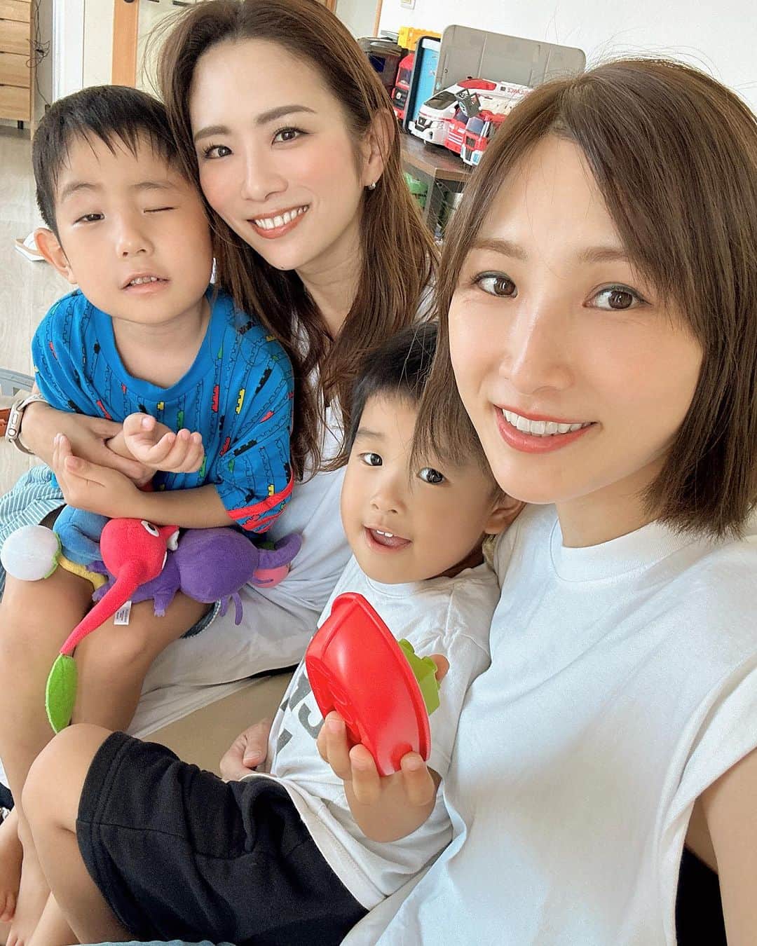 藤田志穂さんのインスタグラム写真 - (藤田志穂Instagram)「@ha_chu のお家へ🏠 ・ 前日にやり取りをしている中で、明日なら大丈夫〜となり、急遽お邪魔させてもらいました☺️ ・ 子供が生まれてからは、仲の良い友達でも会おう〜と言いながらもなかなか会えなかったりもするようになったけど。。。 ・ 18年ほど前にお仕事が一緒になり、そこからとくに連絡を取る事もなかったのに（一方的に私がSNS見てたけど😂） ・ 今や、明日なら平気ー🙌なんて一言で会えるような関係になるなんて不思議だよね☺️ ・ どんな点もどこで結び付くか分からないもんだ🫶 ・ そして 本当にはあちゅうは色々な商品を知っているので、SNSで紹介してた商品を色々と試させてもらったり、遊びに行ったはずが〈お試し会〉のようになってしまった😂 ・ アレやコレや、有り難うございました🙏✨ ・ やっぱり 私は本を読むのが得意じゃなくて（眠くなる🥲）人と会う事でインプットもアウトプットも出来るんだよなぁ〜と思ったり🤔 ・ 最近は出張続きも落ち着いたので、色んな人と会う時間に使いたいなぁ〜と改めて思いました☺️ ・ 皆さん、お誘いお待ちしてます🙌 ・ 2.3枚目:しんちゃんの眉毛って言う、キャラメルコーンとクレヨンしんちゃんのコラボお菓子なんだけど。。。 ・ 開けた瞬間「しんちゃんの眉毛、想像以上に太っっ😳」となった😂 ・ 4枚目:この日、子鉄ははあちゅうにロブロックスを教えるという理由を付けながらiPad2台使いしていた😂 ・ 5枚目:レゴが好きだと聞いたので、もう使っていないデュプロのレゴを持っていったら、ちびけん君がめっちゃ「ドヤァ」って顔で楽しんでくれてて嬉しかった🥰 ・ 我が家の子供用品やオモチャは、結構お下がりに渡るものが多くて助かる〜✨ ・ #同級生 #男の子ママ #はあちゅうは #流石インフルエンサー #色んな商品を知ってて #遊びに行ったのに #私が気になる商品の #お試し会 #みたいになってた😂 #でも #まだ聞き足りない #またゆっくり🙌」9月28日 10時09分 - shiho_fujita44