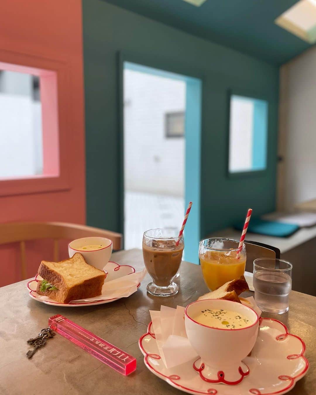 Miku Hirata 平田未来さんのインスタグラム写真 - (Miku Hirata 平田未来Instagram)「秋らしいお天気ですね🍂 旬゛喫茶パンエス(@junkissa_panesu )でランチしました🩷  #パンとエスプレッソと　の姉妹店なんですね✨実はあまりこの系列店行ったことがないのですが☕️ ちょっと隠れ家でランチも美味しかったです💐  鍵🗝️が可愛かったり おうちのようなカフェの作りで エンタメ感もありつつ✨  9月ももう終わりますが ゆっくり頑張りましょ💜  📍〒150-0001　 東京都渋谷区神宮前6-28-5宮﨑ビル101   03-6427-4577  #旬喫茶パンエス #旬喫茶  #パンエス #表参道カフェ巡り☕️  #表参道喫茶店巡り #喫茶店ランチ #表参道ランチ巡り #お友達とランチデート #パンとエスプレッソ  #オレンジジュース🍹」9月28日 10時02分 - miku.hirata