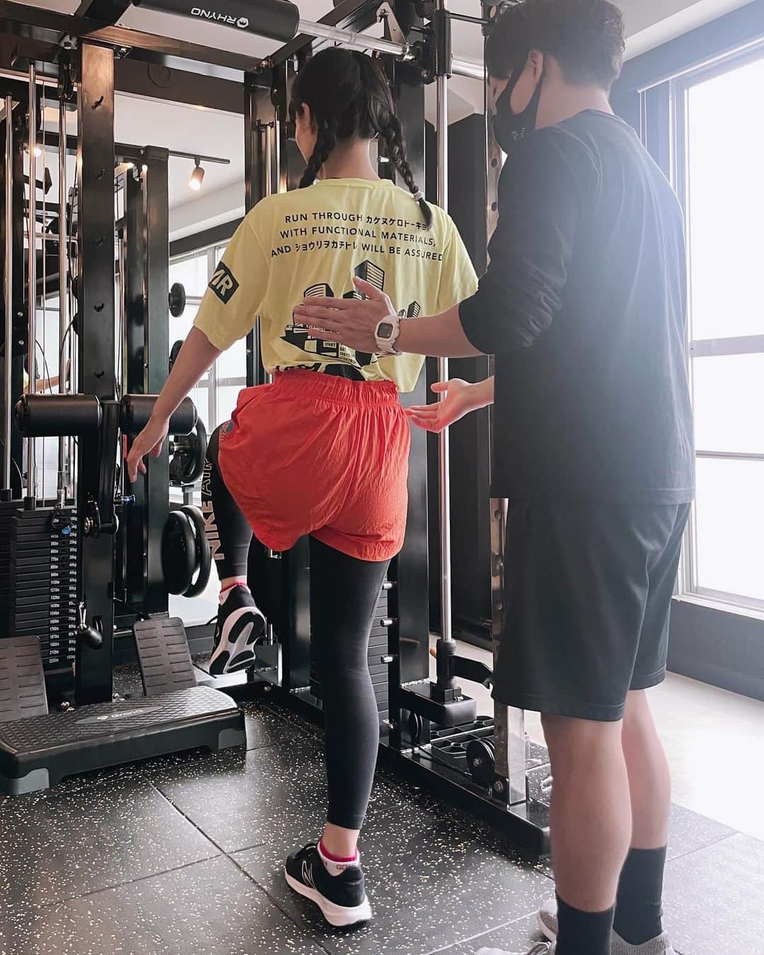 Macoto Tanaka 田中真琴のインスタグラム：「さいきんのはなし とあるお仕事に向けて、体幹と体力をつける為に、パーソナルトレーニングに通い始めました！ 筋肉痛とかいつぶり、久しぶりだね。 ウェアかっこいいの欲しいなぁ、、、、。 そしてオレンジの服あったわ、、、🍊 （わかる人にはわかるやつ笑⚽️） ほんで、ここ @qualitas__official ほんとに凄くて、トレーニングしたあとそのままエステしてもらえるんです！！ 今までトレーニングしたあとマッサージとか行って疲労回復したくても、予約するのも、移動するのもめちゃくちゃ面倒で結局自分でなんとなくマッサージしてたけど、ここならそのままできるやんってなって、ズボラ女子なのでお気に入りです🫶 とある仕事のお知らせはまだ先になりますが、お楽しみにしていてください🤐💓 #qualitas #パーソナルジム #パーソナルトレーニング #三日坊主やめる #Instagramで宣言しとく #とりあえず春までは絶対頑張る」