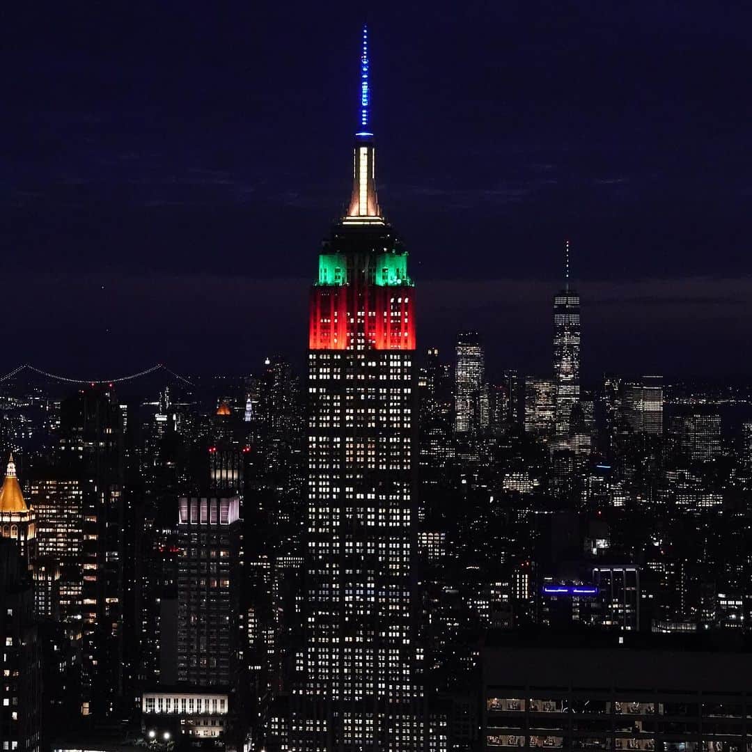 Empire State Buildingのインスタグラム：「Illuminated tonight in Gryffindor red, Slytherin green, Hufflepuff yellow, and Ravenclaw blue to celebrate 25 years of Harry Potter reading magic in the U.S.! Share your photos with us using #HarryPotter25   Photo Credit: Bryan R. Smith」