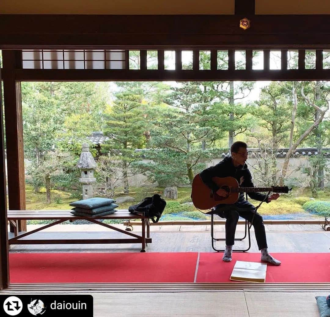 磯部正文のインスタグラム：「⁡2019年以来の京都 妙心寺大雄院での展示会＆弾き語り⁡  楽しみです⁡ ⁡是非お越しくださいませ⁡ ⁡ ⁡#リポスト - @daiouin by @get_regrammer . . 本日より、大雄院ホームページにて 磯部正文弾き語りLIVEの申込み受付を開始いたします🎸  平日夕方、お仕事帰りの方も多いかもしれません ハスキンは全国ツアー中です そんな中来ていただく貴重な機会です🎤いっそんの歌を聴きにぜひいらしてください  磯部正文 弾き語りSPECIAL LIVE  ［日　時］10月18日(水) 開場：18時30分 / 開演：19時 ［料　金］2500円/大人・1500円/小学生〜高校生(※拝観料込) ［予約受付］大雄院ホームページにて  -------------  磯部正文・森博幸 二人展『Seaside Forest』開催  ［期間］2023年10月12日(木)〜25日(水)  ［時間］11時〜16時30分 ［拝観料］500円  ------------- #森博幸 @mori_hiroyuki_  #huskingbee」