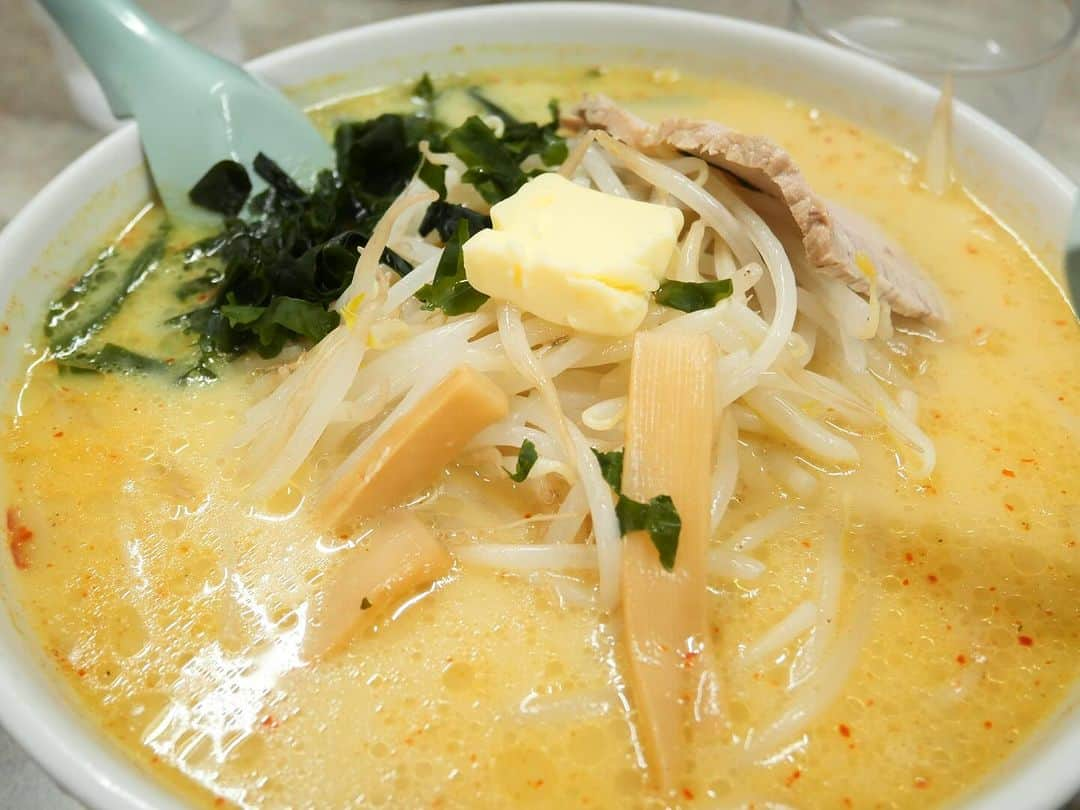 泉侑里のインスタグラム：「🍜 ━━━━━━━━━━━━━━━━━━ 画面右下の【保存ボタン】を押しておくと 後ですぐに見返せます！🙌🏻 ━━━━━━━━━━━━━━━━━━  青森県民ソウルフード🍎 味噌カレー牛乳ラーメン！？  ーーーー  味の札幌 大西 【住所】青森県青森市古川1-15-6 大西クリエイトビル1F 【営業時間】11:00 - 18:00  ーーーー  💛味噌カレー牛乳ラーメン(バター入り) 💛ピリ辛ネギ味噌ラーメン  色々とパワーワードすぎる「牛乳味噌カレーラーメン」。 大丈夫そ？？なんて思いつつも名物ということで 食べに行きました🍜💗  #バナナマンのせっかくグルメ などテレビ番組でも取り上げられたりある意味映えメニュー（？） キワモノかと思いきや、しっかりコクを感じて激ウマ！😂 正直ビビります、本当に美味しい。  具もバター、ワカメ、もやし、メンマ、チャーシューが 入っていてボリュームたっぷりだけど、 好きなものばかりで嬉しかった👍  量も多めなのでお腹いっぱいになります…笑  ーーー  #青森カフェ　#台湾屋台　#青森　#青森グルメ  #カフェ巡り #カフェ部　#青森ニコニコ通り #青森ニコニコ通り商店街 #青森観光 #ソウルフード　#青森グルメ旅」