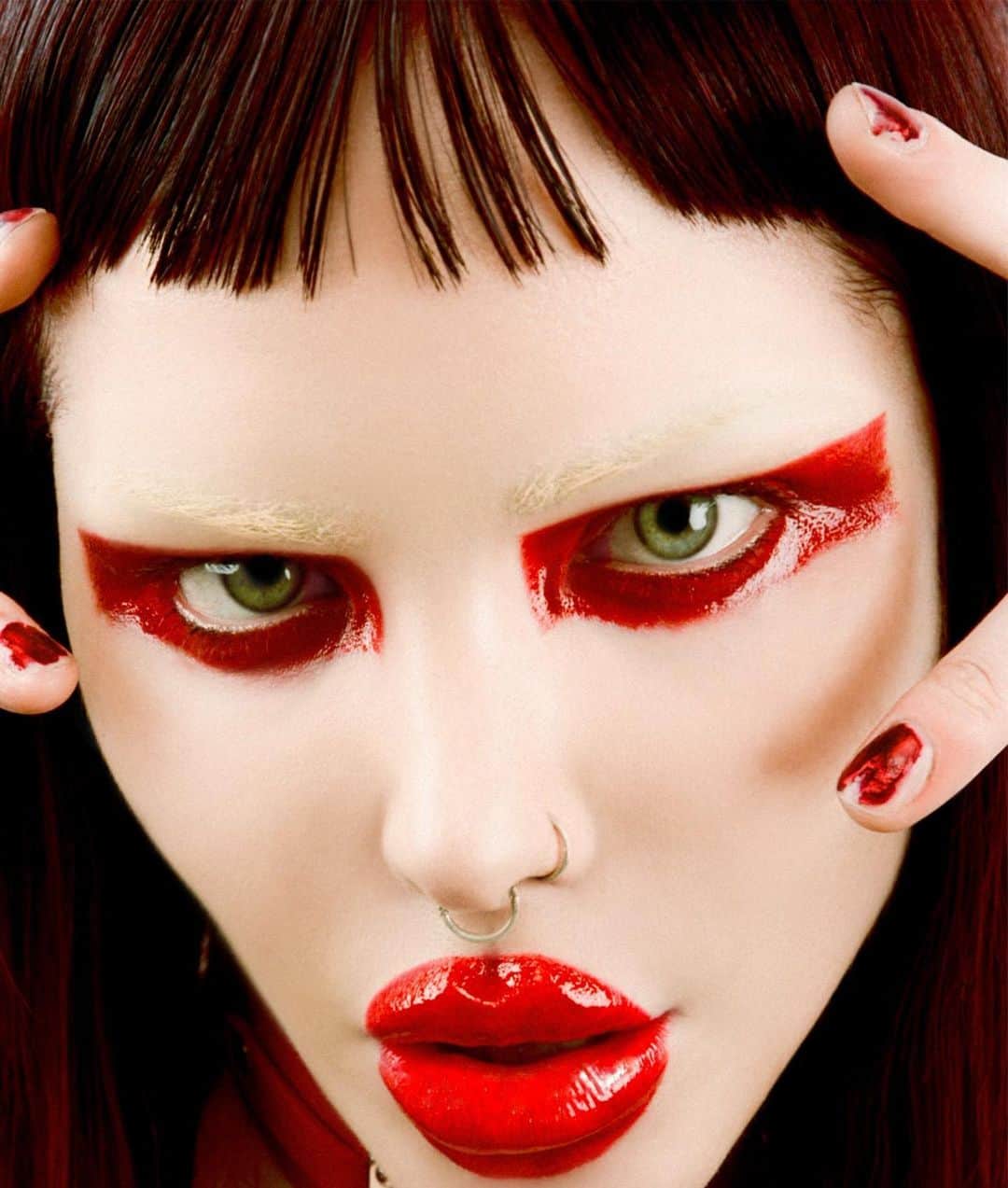 アリス・グラスのインスタグラム：「Σ(ノ°▽°)ノ(o。o;)☣︎☣︎☣︎☣︎❣︎(♥ó㉨ò)ﾉ♡(๑⃙⃘·́ω·̀๑⃙⃘)੨⚈้̤͡ ˌ̫̮ ⚈้̤͡☹︎☹︎  Shot by: @richieleedavis  Make up: @hollysilius Hair : @drewmartinhair」