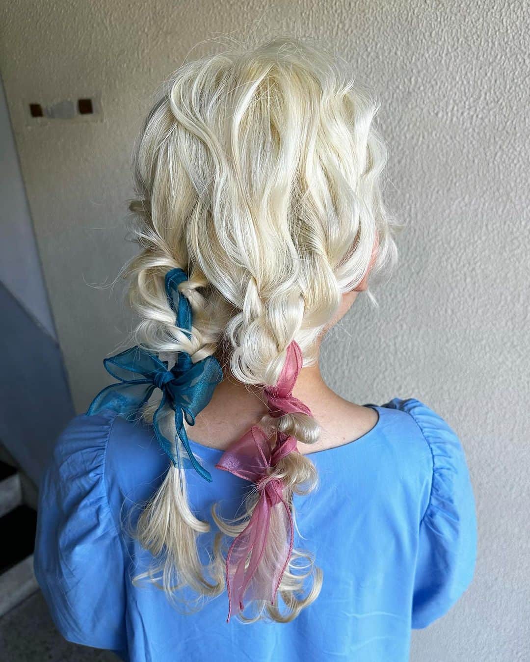 カワノ ヨウヘイのインスタグラム：「✴︎ イベントアレンジ✨ ✴︎ リボンは付けさせていただきました✨✨ ✴︎ 遠くからのご来店ありがとうございました✨ ✴︎ ✴︎ どの角度から見てもお客様が1番可愛く見えるようにアレンジします✨✨ ✴︎ ✴︎  ✴︎ ✴︎  GATE.（月火金土） 大阪市北区堂山町1-5 B1 ✴︎ TRUNK（水木日） 大阪市西淀川区野里3-2-19 1F ✴︎ 大人カワイイカラーとヘアアレンジで最高に可愛くさせていただきます✨ ✴︎ ダメージレスなブリーチに透明感あるカラーが得意でお仕事の都合で明るくできない方にも最適なカラーをオススメします✨ ✴︎ 質問や気になることはお気軽にDMしてください。  #大阪美容室#大阪美容師#梅田ヘアアレンジ#御幣島ヘアアレンジ#インナーカラー#デートアレンジ#カジュアルヘアアレンジ#ヘアアレンジ#梅田美容室」