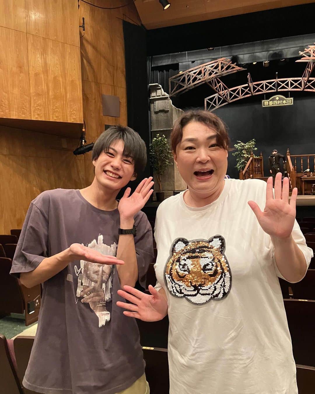 のインスタグラム：「事務所の後輩ちゃんの皆藤空良君が観にきてくれました。この回はちょこっと会えたのでお写真も。 自身の「ロミオとジュリエット」の公演の合間にきてくれました。 ありがとう。 ※1枚目と2枚目の違いな〜んでしょう？ #久保田磨希 #燕のいる駅 #皆藤空良 さん @sora.kaito0520  #大阪ピロティホール  #ロミオとジュリエット」