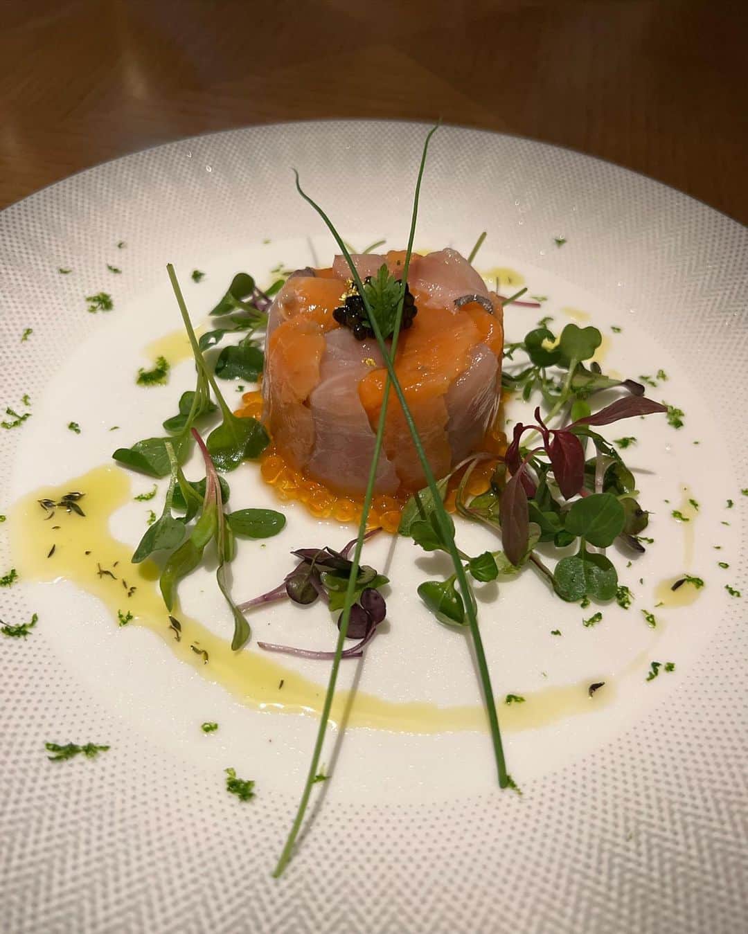 萩原舞さんのインスタグラム写真 - (萩原舞Instagram)「少し前の贅沢day〜〜✨ @bullstokyo へ。  大手町駅からすぐ近くて とてもおしゃれな雰囲気でディナーにぴったりでした！ ワインも料理に合わせて飲ませてもらいましたがすごく美味しかったなぁ🥄  特にサーモンを詰めたカルパッチョと 大好きなお肉が最高で デザートとろけました。  贅沢ディナーや記念日などにぴったりなお店でした🌓 ご興味ある方は ぜひ行ってみてくださいね🌿  #pr #BullsTokyo #大手町グルメ #東京フレンチ #大手町ディナー  #東京グルメ」9月28日 10時16分 - mai_hagiwara_22462