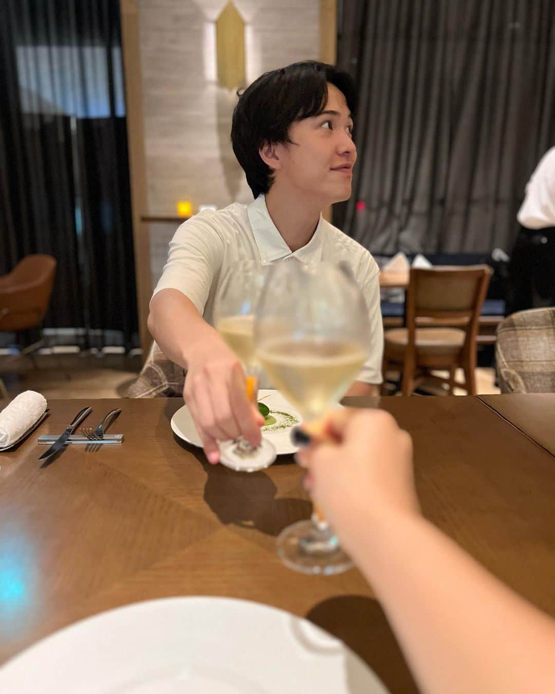 萩原舞さんのインスタグラム写真 - (萩原舞Instagram)「少し前の贅沢day〜〜✨ @bullstokyo へ。  大手町駅からすぐ近くて とてもおしゃれな雰囲気でディナーにぴったりでした！ ワインも料理に合わせて飲ませてもらいましたがすごく美味しかったなぁ🥄  特にサーモンを詰めたカルパッチョと 大好きなお肉が最高で デザートとろけました。  贅沢ディナーや記念日などにぴったりなお店でした🌓 ご興味ある方は ぜひ行ってみてくださいね🌿  #pr #BullsTokyo #大手町グルメ #東京フレンチ #大手町ディナー  #東京グルメ」9月28日 10時16分 - mai_hagiwara_22462