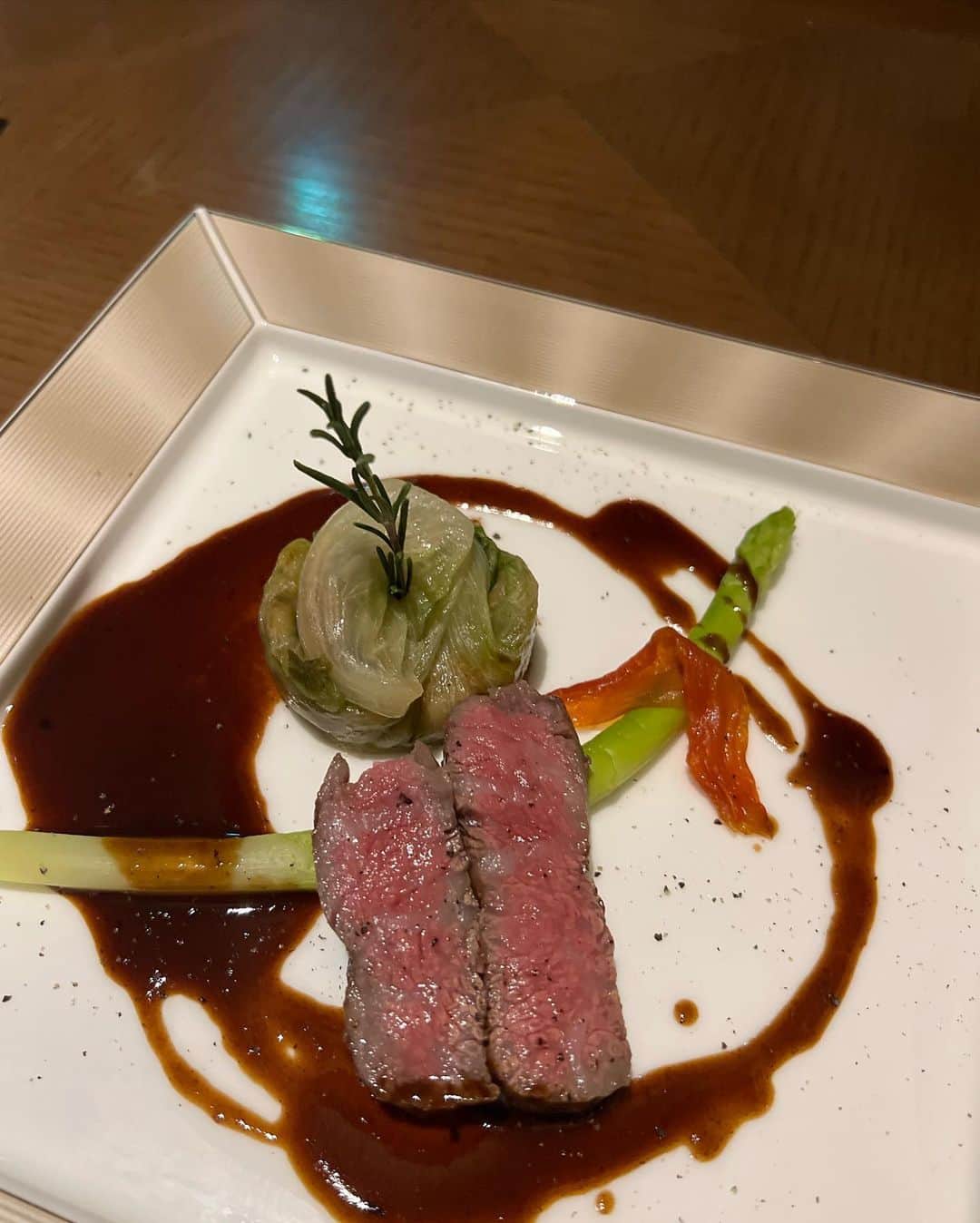 萩原舞さんのインスタグラム写真 - (萩原舞Instagram)「少し前の贅沢day〜〜✨ @bullstokyo へ。  大手町駅からすぐ近くて とてもおしゃれな雰囲気でディナーにぴったりでした！ ワインも料理に合わせて飲ませてもらいましたがすごく美味しかったなぁ🥄  特にサーモンを詰めたカルパッチョと 大好きなお肉が最高で デザートとろけました。  贅沢ディナーや記念日などにぴったりなお店でした🌓 ご興味ある方は ぜひ行ってみてくださいね🌿  #pr #BullsTokyo #大手町グルメ #東京フレンチ #大手町ディナー  #東京グルメ」9月28日 10時16分 - mai_hagiwara_22462