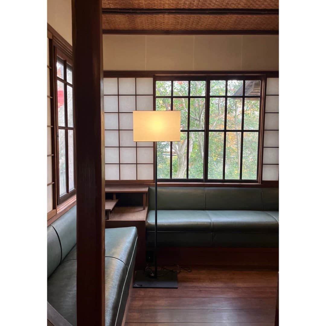 journaleatripのインスタグラム：「こんにちは　 松隈さんみえます！  ..........  衣食植住展　No 3 トークライブ  「なぜ、100年前の個人住宅・聴竹居が、国宝・重要文化財という運命を持ち得たのか？」  10月2日(月) 聴竹居倶楽部の代表である 松隈 章 さんをお迎えし、座談会を開催します。  壊される、消えて無くなる、忘れ去られる、そんなことが多い世の中で、100年前に建てられた一軒家（聴竹居）が、どうして今なお大切に保存されているのか？  その一軒家を自身の住居として建てたのが、建築家・藤井厚ニ。  亡くなってなお建てられた建築物を通して、語りかけてくる住宅建築の今と未来。 まるで藤井さんと同じ時代を生きたかのように、藤井さんの想いを読み取り、伝え続けている松隈さんの理解力と熱意！  建てられて約100年という現実が実際に訪れる今、より200年後300年後が見えてくるのかもしれない。  もし藤井さんがご存命だったら、松隈さんとどんな個人住宅の未来を、一緒に見ていたのであろう？  今は亡き藤井さんの聴竹居を見出し、保存するにあたり、なくてはならない松隈章さんによる解説は必見！  “永遠に生き残ることができる切符“を手にした聴竹居を通して、これからの個人住宅を考えられるきっかけになれたら！  ——  ▪️日時 2023年10月2日(月)  19:00開場  19:30開始  ▪️場所 東京都渋谷区神宮前5-10-1 表参道GYRE 3F GYRE gallery ▪️入場料 1,500円 （お茶付き）  ▪️登壇者 松隈 章 （ 一般社団法人聴竹居倶楽部 代表） 野村 友里 （料理人） 壱岐 ゆかり （花屋)  〜ご予約方法〜 9月27日(木)eatrip soil のwebサイト（eatripsoil.com）にて販売  〜オンライン視聴〜 10月3日(火)から15日(日)までオンライン視聴チケット販売予定  視聴料1,100円」
