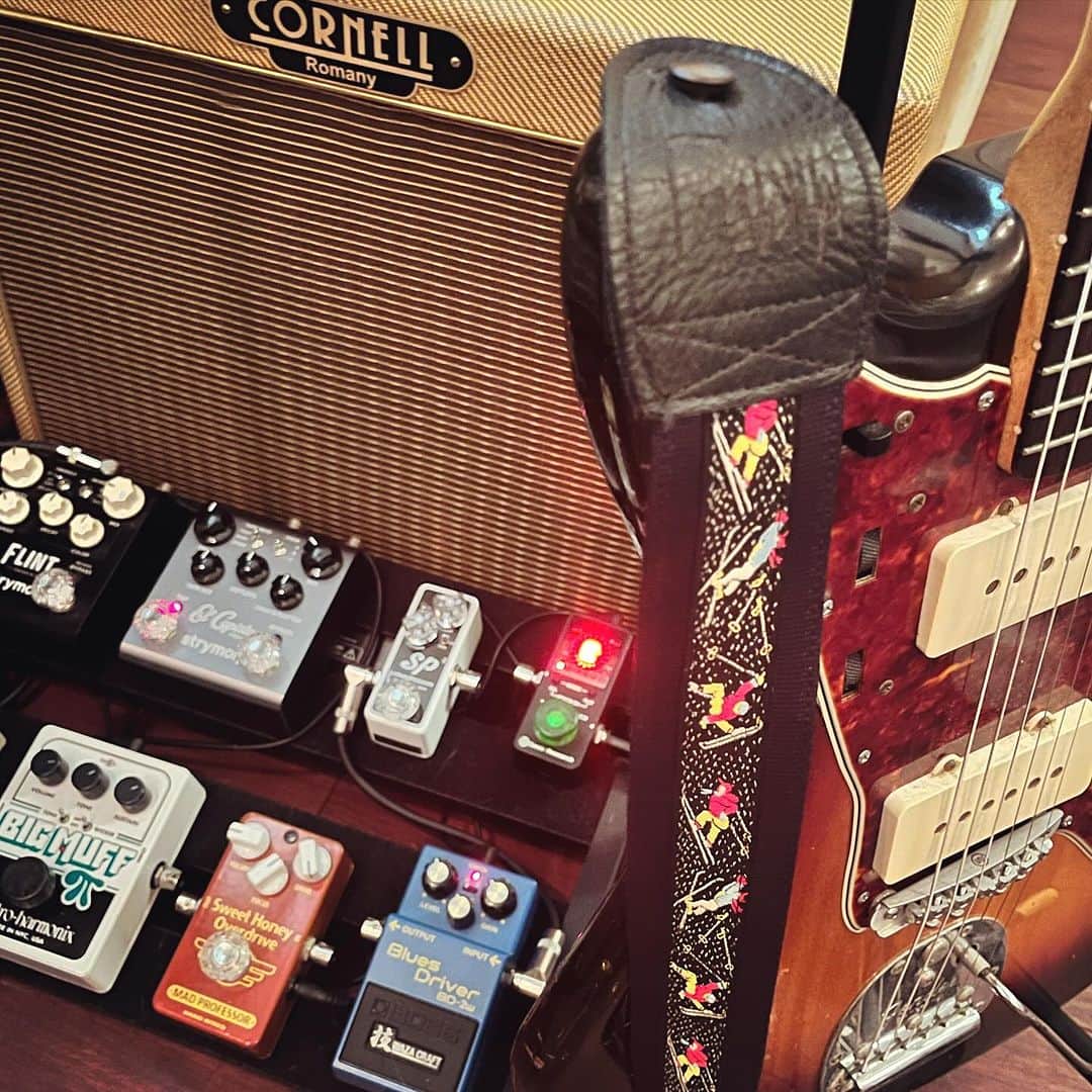 浅田信一のインスタグラム：「朝練🎸  #fenderjazzmaster #cornellromany  #vintageguitar」