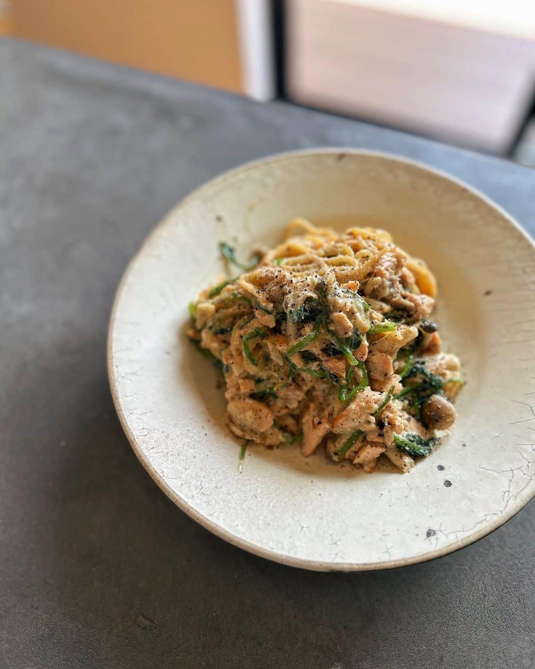 忍舞のインスタグラム：「久々鮭焼いて ほぐした残りをパスタに。  豆乳と野菜だしパウダー、ニュートリでクリームパスタ🍝  パスタはもちろん @zenb_japan   出汁類はすべて @ohsawa_japan_group のを使ってます✨  鮭は天然のを見つけた時だけ食べます。 豆乳も出先でカフェラテ飲みたい時とか ちょっと洋食で牛乳の変わりくらいしか使いません。  昔より豆乳全然使わなくなったなぁーー。  #鮭パスタ #ほうれん草としめじの鮭パスタ #ペスタカタリアンパスタ #ヴィーガンパスタ」