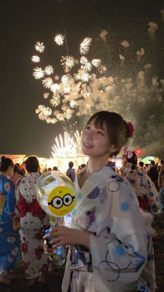 yukapinのインスタグラム：「＼summer　memorys🎆／  ３万発の花火は迫力満点で 感動に浸りながら牛タン、フランクフルト、焼きそば、かき氷、フルーツアイス、たこ焼きいっぱい食べました🤗🤍  #利根川花火大会 #花火大会  #打上花火 #利根川　#優歌レポ」