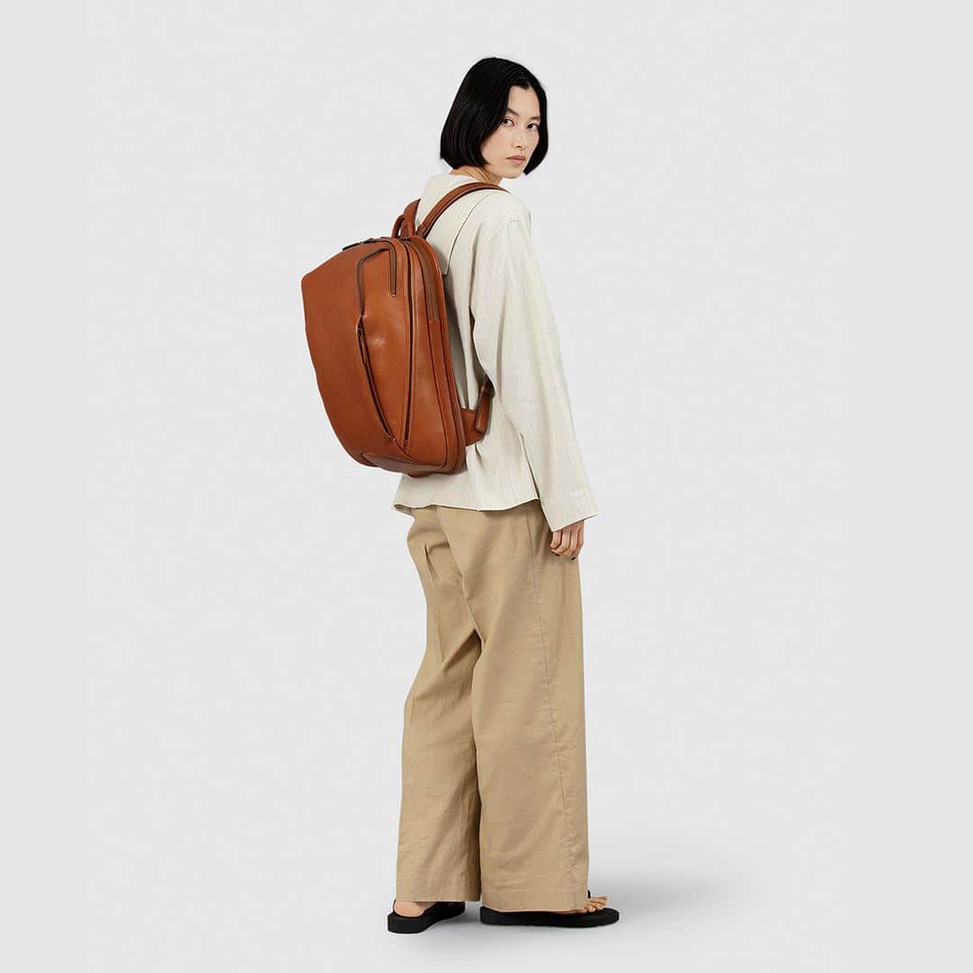 土屋鞄さんのインスタグラム写真 - (土屋鞄Instagram)「New Item #TSUCHIYAバックパック  本日9/28（木）より、持つ人を引き立て、ランドセルの背負い心地の良さを体感できる土屋鞄の背負い鞄の集大成「TSUCHIYA バックパック（プレーン）」の販売を開始します。  充実した収納機能を備えながら、荷物が下に溜まりにくい上広がりのデザインで、すっきりとした見た目と快適な背負い心地を実現。革らしい風合いと豊かな経年変化を楽しめるイタリアンレザーを贅沢に使うことで、永く愛用する楽しみを存分に楽しめます。  #TSUCHIYAバックパック #土屋鞄 #革 #革鞄 #バックパック #革製品 #leather #leatherbag #backpack #craftsmanship #creativity #timeless #madeinjapan #TSUCHIYAKABAN」9月28日 10時30分 - tsuchiya_kaban