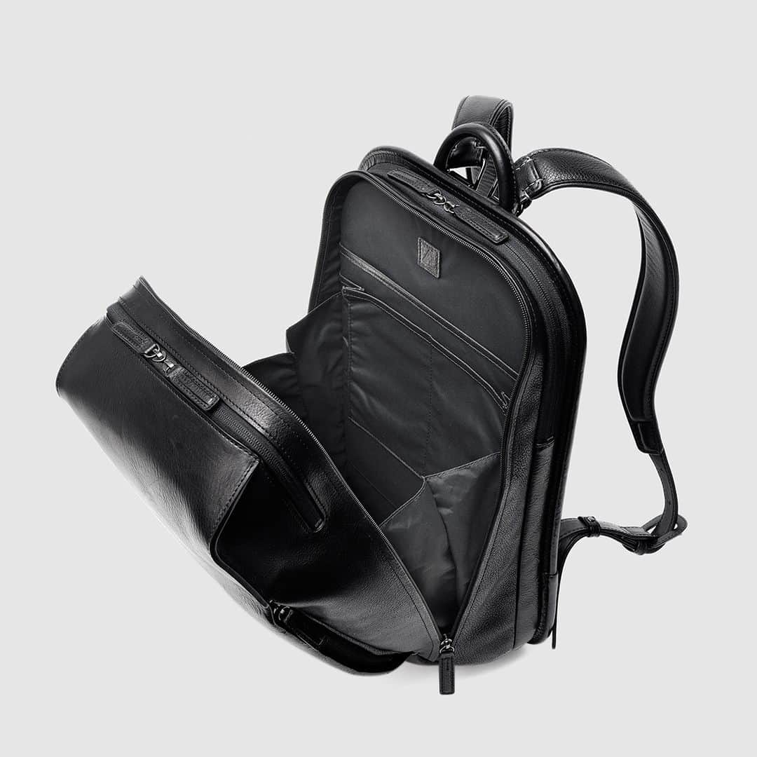 土屋鞄さんのインスタグラム写真 - (土屋鞄Instagram)「New Item #TSUCHIYAバックパック  本日9/28（木）より、持つ人を引き立て、ランドセルの背負い心地の良さを体感できる土屋鞄の背負い鞄の集大成「TSUCHIYA バックパック（プレーン）」の販売を開始します。  充実した収納機能を備えながら、荷物が下に溜まりにくい上広がりのデザインで、すっきりとした見た目と快適な背負い心地を実現。革らしい風合いと豊かな経年変化を楽しめるイタリアンレザーを贅沢に使うことで、永く愛用する楽しみを存分に楽しめます。  #TSUCHIYAバックパック #土屋鞄 #革 #革鞄 #バックパック #革製品 #leather #leatherbag #backpack #craftsmanship #creativity #timeless #madeinjapan #TSUCHIYAKABAN」9月28日 10時30分 - tsuchiya_kaban