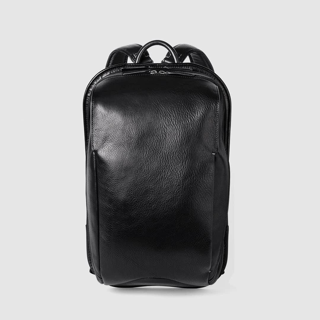 土屋鞄のインスタグラム：「New Item #TSUCHIYAバックパック  本日9/28（木）より、持つ人を引き立て、ランドセルの背負い心地の良さを体感できる土屋鞄の背負い鞄の集大成「TSUCHIYA バックパック（プレーン）」の販売を開始します。  充実した収納機能を備えながら、荷物が下に溜まりにくい上広がりのデザインで、すっきりとした見た目と快適な背負い心地を実現。革らしい風合いと豊かな経年変化を楽しめるイタリアンレザーを贅沢に使うことで、永く愛用する楽しみを存分に楽しめます。  #TSUCHIYAバックパック #土屋鞄 #革 #革鞄 #バックパック #革製品 #leather #leatherbag #backpack #craftsmanship #creativity #timeless #madeinjapan #TSUCHIYAKABAN」