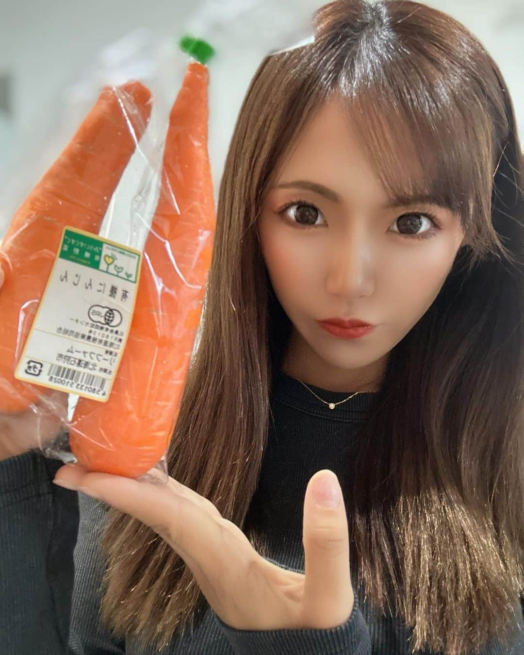 藤咲美由のインスタグラム：「【私が健康思考になったきっかけ】  これをずっと紹介したいと思っていましたが、 まだ載せられずにいました… #シェディング 被害による、 気持ち悪い画像が 2.3枚目にありますので 苦手な方は見ないでください🙇🏽‍♀️  2021年の11月頃、 私が産後4ヶ月経った頃のことです。  産後だったので、 育児に必死な私は 外出するのは買い物くらいで、 たまーに友達と会う程度の 日々を送っていました。  ですが、ある日、腕と足が無性に痒い。 かいてもかいても痒くて、 蕁麻疹のようなものが出ました。 産後免疫力が下がっているからかな？ くらいに思って、保湿したりして なんとかしのぎました。  久しぶりに知り合いに会った次の日、 発熱とともに鎖骨したあたりに 赤い発疹と、 手足の蕁麻疹の痒みがさらに増しました。  見たことがない形状の蕁麻疹だったので、 産後はこんなに身体を壊すのか、と 母親になるって辛い。とまで思っていました。  熱は下がったものの、 手足の蕁麻疹はひどくなる一方。 痒い、痒い、痒い、ひたすら痒い。  こんな風になることは今までなかったので、 "産後は体質が変わったんだ"と思い、 病院に行き、血液検査と 大きな病院に行って、皮膚の採取までして検査を受けました。  元々あるアレルギー以外は異常なし。 皮膚を採取しても、 原因はわかりませんでした。  処方されるのは、飲み薬と ステロイドの塗り薬。  元々薬を使用することに抵抗があったのですが、この時ばかりは本当に辛く、 薬を塗ったこともありました。  しかし、良くなってきたと思っても、 また悪化の繰り返し。  産後のメンタルバランスも  ボロボロだった私は、 免疫力とストレスが原因だと思い、 なるべくストレスを溜めないよう、 無理しないように育児をこなしました。  そこから沢山沢山調べて、 洗剤が合わなくなったのか、 食べ物が合わなくなったのか、 栄養が足りていないのか、 必死で正解を探す毎日でした。  洗剤や柔軟剤を合成界面活性剤の入っていないものにしたり、 シャンプートリートメントも自然由来のものを徹底していきました。  もちろん、食べ物も。 添加物が悪いかもしれないという情報に辿り着き、 無添加生活を始めました。  調味料はもちろん、 お野菜はなるべく有機のものを選んだり、 重曹クエン酸水や、ビタミンC、 エプソムソルト入浴、天然塩、苦汁、 身体に良いとされるものは 沢山摂り入れる生活になりました。  そんな生活から半年くらいが過ぎて、 蕁麻疹も落ち着き、 症状が出なくなりました。  こんなにどうしたらいいかわからず、 一生肌を出せないんじゃないか、と 沢山泣いて辛かった経験は初めてでした。  でも、今となっては凄く良い経験でした！ 健康になれるきっかけを 与えてもらえたからです✨  今まではカロリー重視の 偏食なダイエットしかしてきませんでした。 でも、この辛い経験を経て、 私は沢山沢山調べて、 食の大切さ、健康のありがたみを 身に染みてわかりました✨  これが私が健康思考になったきっかけです🥰  人は健康が当たり前かのように 感じてしまいがちですが、 そんな事はありません。  健康でいられることは奇跡であり、 とても幸せなことなんです。 今ある健康に感謝してください😌  もっと今ある幸せに 氣付けるようになってください😌✨  そしてきっとこれは #シェディング の影響だったんだ、と 最近氣付くことが出来ました。  私は発熱が出て、 手足に強い痒みが出るタイプでした。 SNSで調べると、 私と同じ症状や、違う症状でも、 悩んで苦しんでいる方が沢山居ました。  同じく辛い経験をされた方の 力になりたいと思っておりますので、 #シェディング被害 で 悩んでる方がいましたら、 私なりに効果があった改善法を お伝えしますので、 連絡してください😌  "あなたが食べたものでしか あなたの身体は作られない"  少しでも健康の見直しの きっかけになればと思い、 投稿しました😌 長々とありがとうございました✨  P.S今は心も身体もスーパー健康です🩷🔥✨  #シェディング #シェディング被害」
