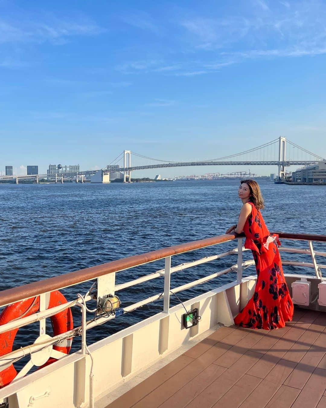 RENA のインスタグラム：「Birthday’s weekend 🐳  海が1番好き🌊 数時間のサンセットクルージング🚢 旅に出た気分でした✨  #sunsetcruise #surprise #anniversary #birthday #tokyo #thankyou #誕生日 #結婚記念日 #東京湾 #サプライズ #サンセットクルージング #海育ち #海が好き #時差投稿  #流石に東京湾は泳ぎたくならないw」