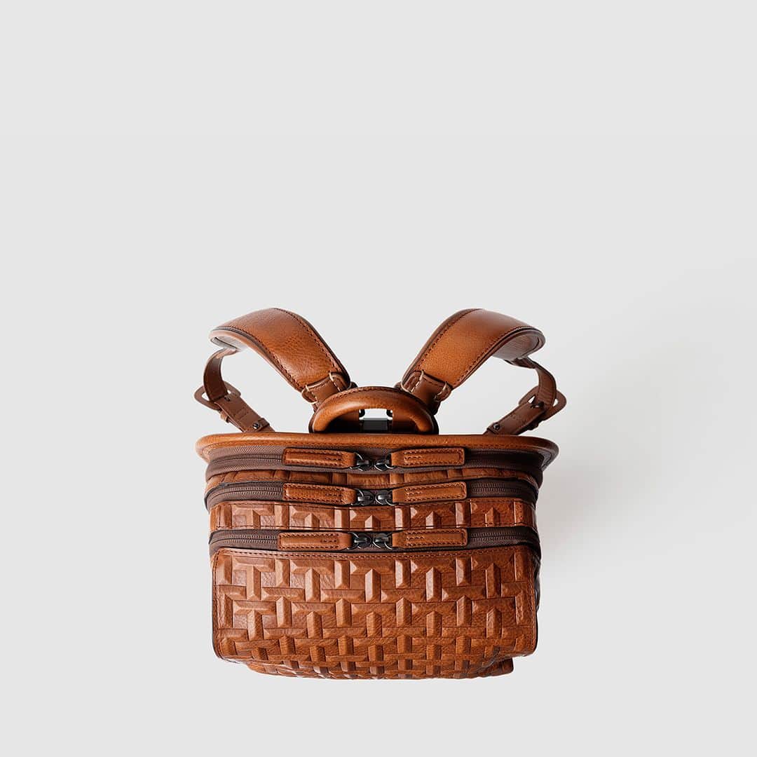 土屋鞄さんのインスタグラム写真 - (土屋鞄Instagram)「革の魅力を引き出す新しい表現に挑戦しつつ、土屋鞄の背負い鞄の集大成として心地良い使い勝手と持つ人を引き立てるシンプルな造形美を追求したバックパック「TSUCHIYA バックパック（シグネチャーレイズド）」を、本日9/28（木）より販売します。  #TSUCHIYAバックパック #土屋鞄 #革 #革鞄 #バックパック #革製品 #leather #leatherbag #backpack #craftsmanship #creativity #timeless #madeinjapan #TSUCHIYAKABAN」9月28日 10時33分 - tsuchiya_kaban
