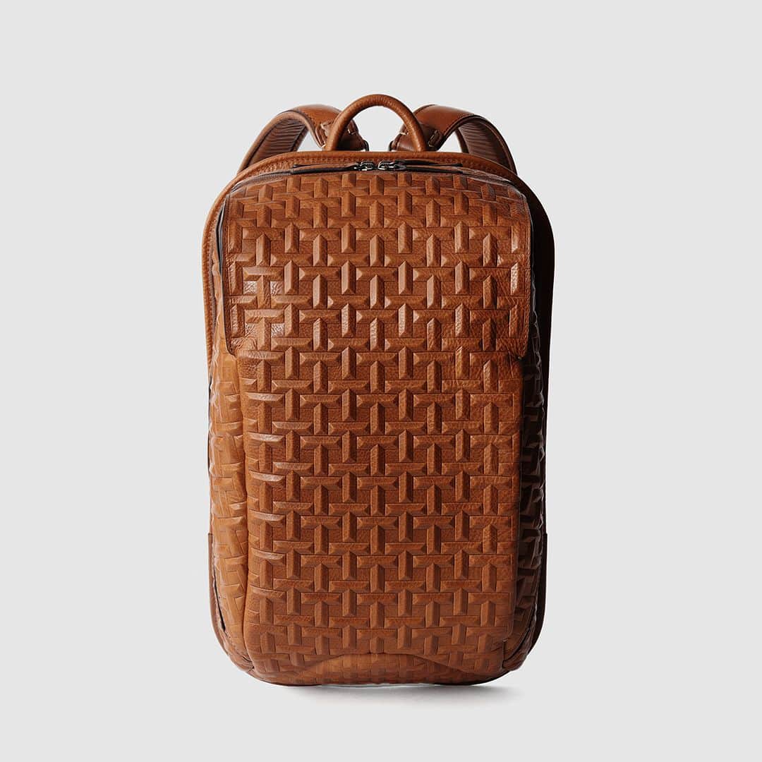 土屋鞄のインスタグラム：「革の魅力を引き出す新しい表現に挑戦しつつ、土屋鞄の背負い鞄の集大成として心地良い使い勝手と持つ人を引き立てるシンプルな造形美を追求したバックパック「TSUCHIYA バックパック（シグネチャーレイズド）」を、本日9/28（木）より販売します。  #TSUCHIYAバックパック #土屋鞄 #革 #革鞄 #バックパック #革製品 #leather #leatherbag #backpack #craftsmanship #creativity #timeless #madeinjapan #TSUCHIYAKABAN」