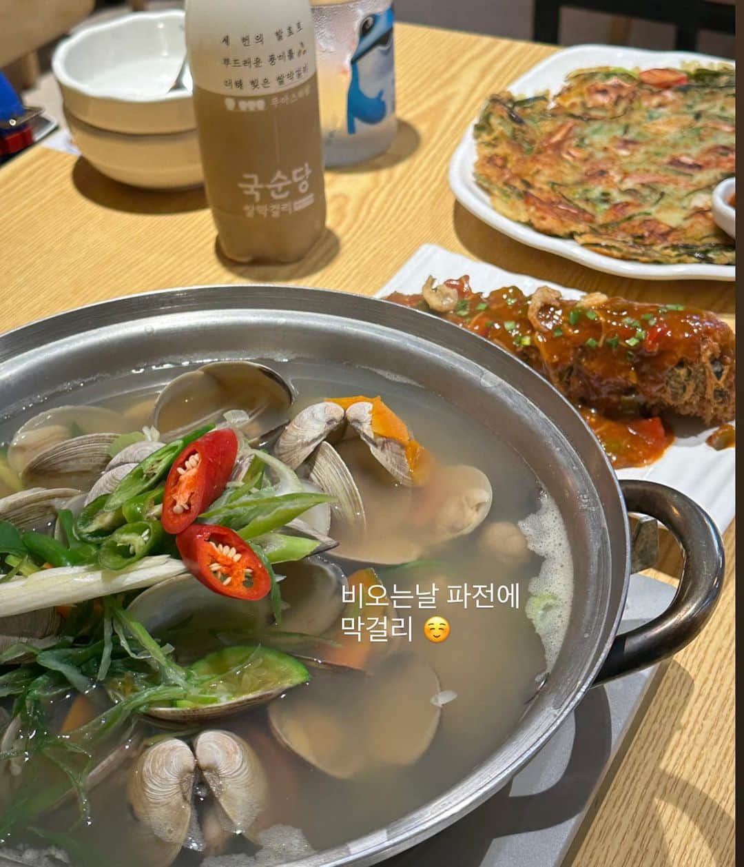 チョ・ミニョンさんのインスタグラム写真 - (チョ・ミニョンInstagram)「오랜만에 퇴근 후 평범한 일상 마무리로 동생 작업실가서 치킨까지했어요ෆ ⠀⠀⠀⠀⠀⠀⠀ 1세대 위스키바 구경 다녀왔는데 한잔에 10만 원 넘는 친구들 마주하니 자연스럽게 글루타치온 필름 꺼내서 열심히 먹어가며 맛을 음미해 보았는데 전 오일리한 느낌을 선호 한다는 걸 알게 되었네요  술찌 위에 알콜 칠 해준 하루 🌷」9月28日 10時33分 - xxjominxx