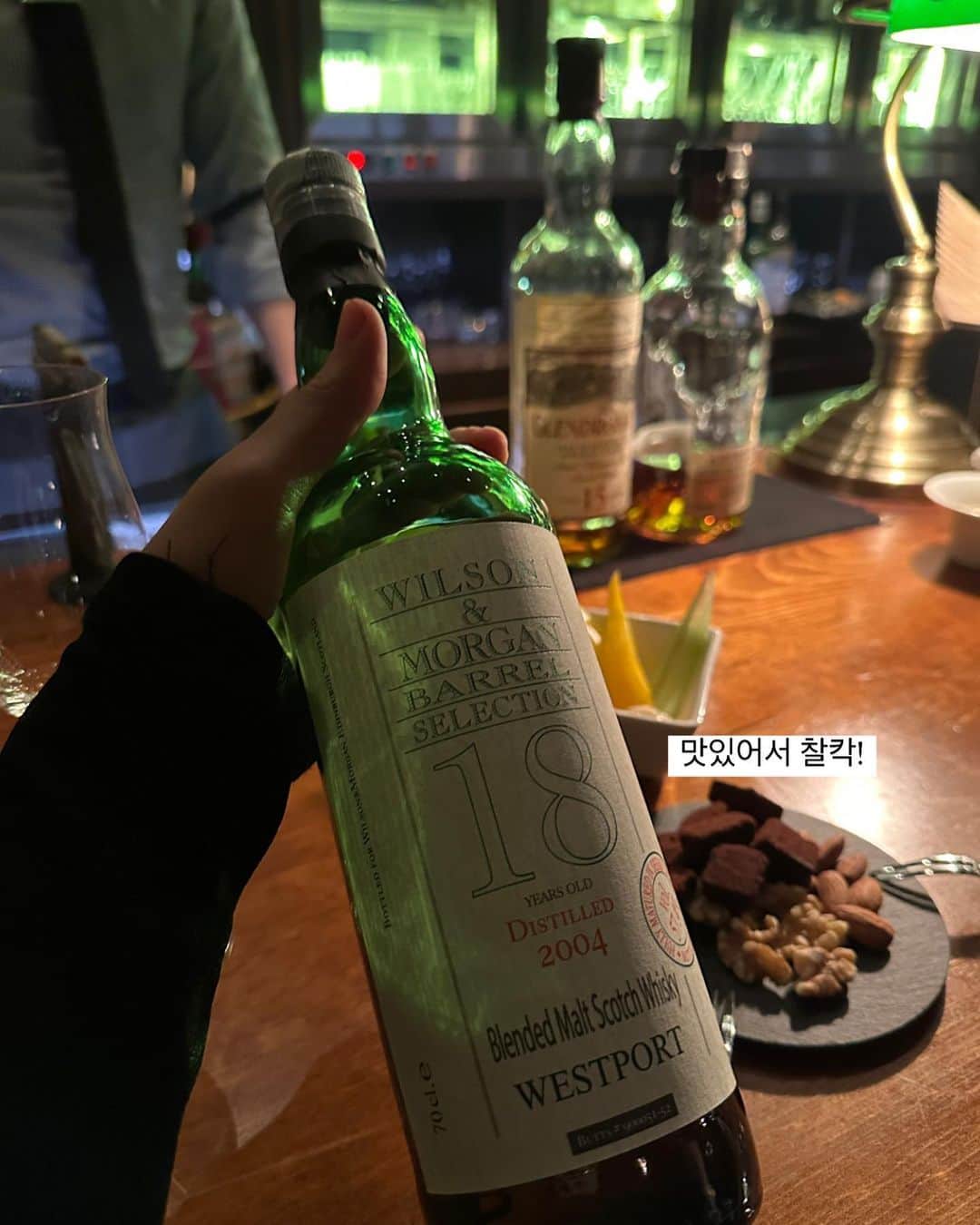 チョ・ミニョンさんのインスタグラム写真 - (チョ・ミニョンInstagram)「오랜만에 퇴근 후 평범한 일상 마무리로 동생 작업실가서 치킨까지했어요ෆ ⠀⠀⠀⠀⠀⠀⠀ 1세대 위스키바 구경 다녀왔는데 한잔에 10만 원 넘는 친구들 마주하니 자연스럽게 글루타치온 필름 꺼내서 열심히 먹어가며 맛을 음미해 보았는데 전 오일리한 느낌을 선호 한다는 걸 알게 되었네요  술찌 위에 알콜 칠 해준 하루 🌷」9月28日 10時33分 - xxjominxx