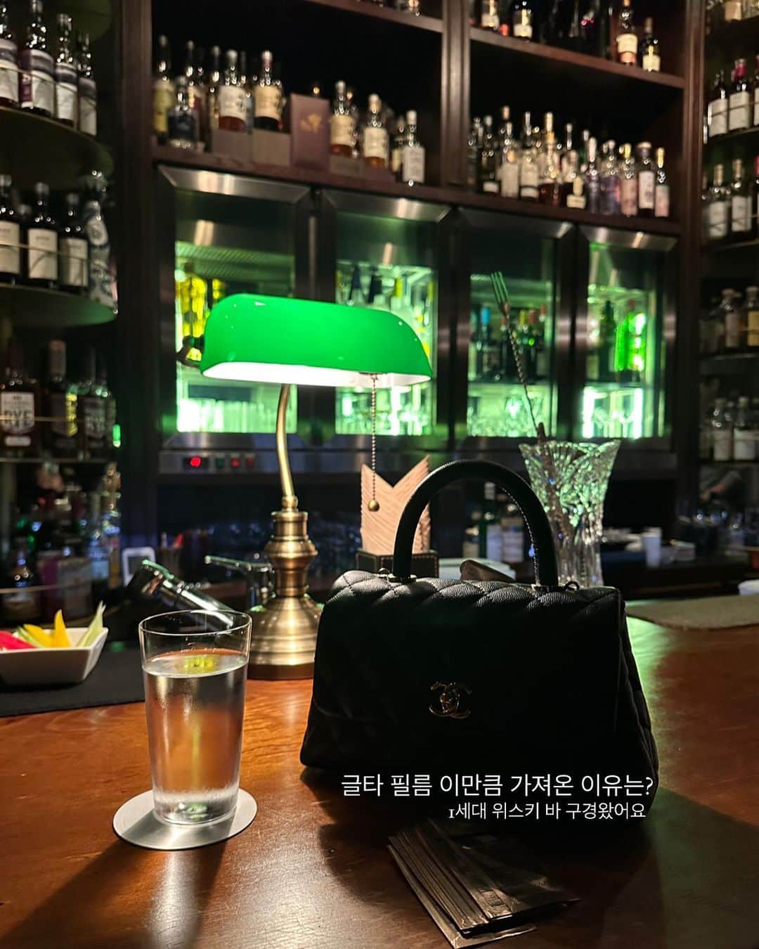 チョ・ミニョンさんのインスタグラム写真 - (チョ・ミニョンInstagram)「오랜만에 퇴근 후 평범한 일상 마무리로 동생 작업실가서 치킨까지했어요ෆ ⠀⠀⠀⠀⠀⠀⠀ 1세대 위스키바 구경 다녀왔는데 한잔에 10만 원 넘는 친구들 마주하니 자연스럽게 글루타치온 필름 꺼내서 열심히 먹어가며 맛을 음미해 보았는데 전 오일리한 느낌을 선호 한다는 걸 알게 되었네요  술찌 위에 알콜 칠 해준 하루 🌷」9月28日 10時33分 - xxjominxx