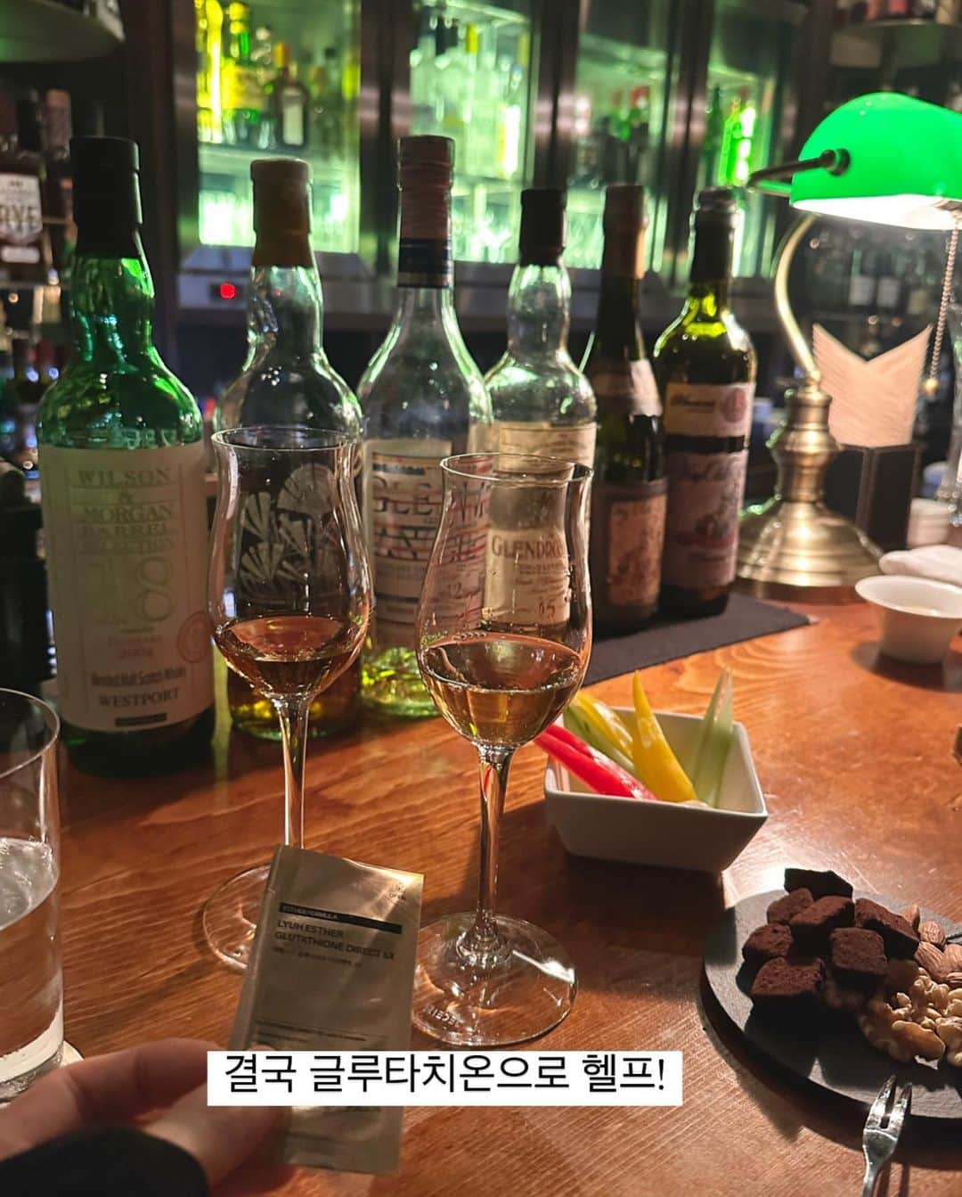 チョ・ミニョンさんのインスタグラム写真 - (チョ・ミニョンInstagram)「오랜만에 퇴근 후 평범한 일상 마무리로 동생 작업실가서 치킨까지했어요ෆ ⠀⠀⠀⠀⠀⠀⠀ 1세대 위스키바 구경 다녀왔는데 한잔에 10만 원 넘는 친구들 마주하니 자연스럽게 글루타치온 필름 꺼내서 열심히 먹어가며 맛을 음미해 보았는데 전 오일리한 느낌을 선호 한다는 걸 알게 되었네요  술찌 위에 알콜 칠 해준 하루 🌷」9月28日 10時33分 - xxjominxx