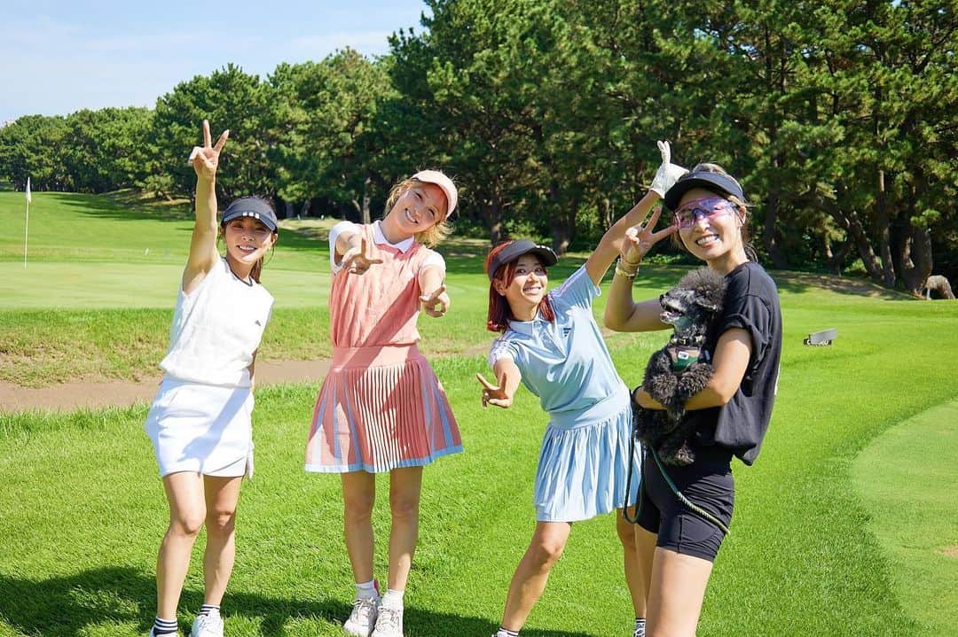 のインスタグラム：「大好きな人達と、残暑の思い出⛳️💕 またすぐ行きたいよ🥲🥲🥲  #ラストの顔真剣すぎw  photo by @marinko5589 ちゃん📸🫶」