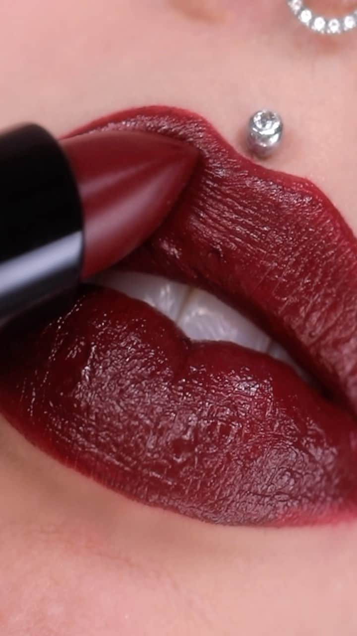 ヤスミナ・ダニエルのインスタグラム：「Perfect burgundy shade 😍 @blackmooncosmetics Elm Street  Sinister Satin lipstick 🩸  #lipstick #makeup #oddlysatisfying」