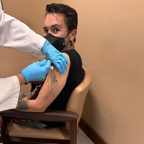 ウィル・ウィトンさんのインスタグラム写真 - (ウィル・ウィトンInstagram)「Got my flu shot today. I've been doing this for so long, I don't remember the last time I had the flu. Thanks, science!」9月28日 10時41分 - itswilwheaton