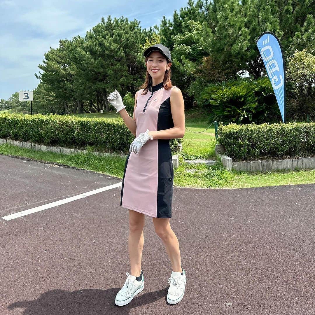 のインスタグラム：「. ベスト更新しました！！！！！！！！  91😍  後半好調で一瞬80台見えたのにー🥹  総丘カントリー、女性に優しいコースでした🤍  グリーンも小さめなので、私みたいなパターが苦手な方にもオススメです。笑  1~4枚目はテーラーメイドのYouTube撮影の時のもの✨️  ベスト更新できたのは間違いなくこのYouTubeのおかげ！！！  特に！グリーン周りの転がしアプローチは超絶オススメです！  これでスコアめちゃくちゃ変わります😳  せっかく寄せたのにグリーン周りで往復ビンタしちゃう方は間違いなく見た方が良いです🥹  YouTubeで「テーラーメイド 鷲見玲奈」で検索すると出てくるはず✨️  #YouTube #テーラーメイド #テーラーメイド銀座  #TaylorMade  #ゴルフ女子 #ゴルフレッスン #ゴルフ初心者 #ゴルフウェア #ゴルフコーデ #ゴルフ場 #ゴルフ #ゴルフ女子コーデ  #ゴルフウェアコーデ #ゴルフスイング  #ミニスカートコーデ  #ミニスカコーデ  #夏コーデ  #夏ゴルフ #夏ゴルフコーデ」