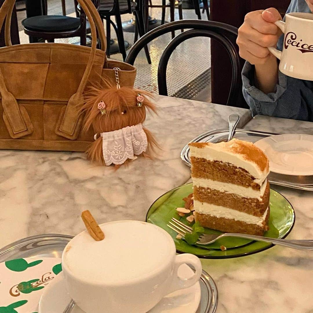 ネオンムーンさんのインスタグラム写真 - (ネオンムーンInstagram)「마이 보니...♡  여기 저기 열심히 데리고 댕겼네🥐🌰🥕」9月28日 11時35分 - neon__moon